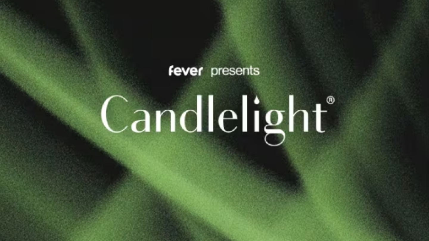 Arte promocional da série de concertos Candlelight, apresentada pela plataforma Fever. A composição é minimalista e abstrata, trazendo formas orgânicas em tons de verde sobre um fundo escuro, enquanto o logotipo "Candlelight" aparece em destaque no centro da imagem.