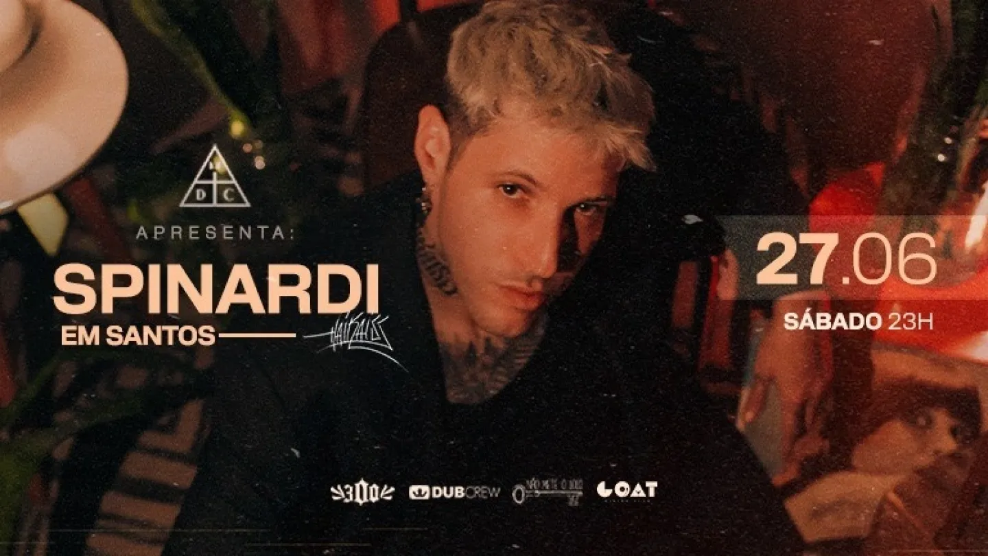 Cartaz do show do rapper Spinardi em Santos. O artista aparece em primeiro plano, com cabelos claros e tatuagens visíveis no pescoço, em um ambiente com iluminação baixa e tons avermelhados. O nome "Spinardi" surge em destaque à esquerda da imagem, enquanto a data da apresentação, 27 de junho, aparece à direita. O cartaz utiliza uma estética urbana associada à cultura do rap e do trap.
