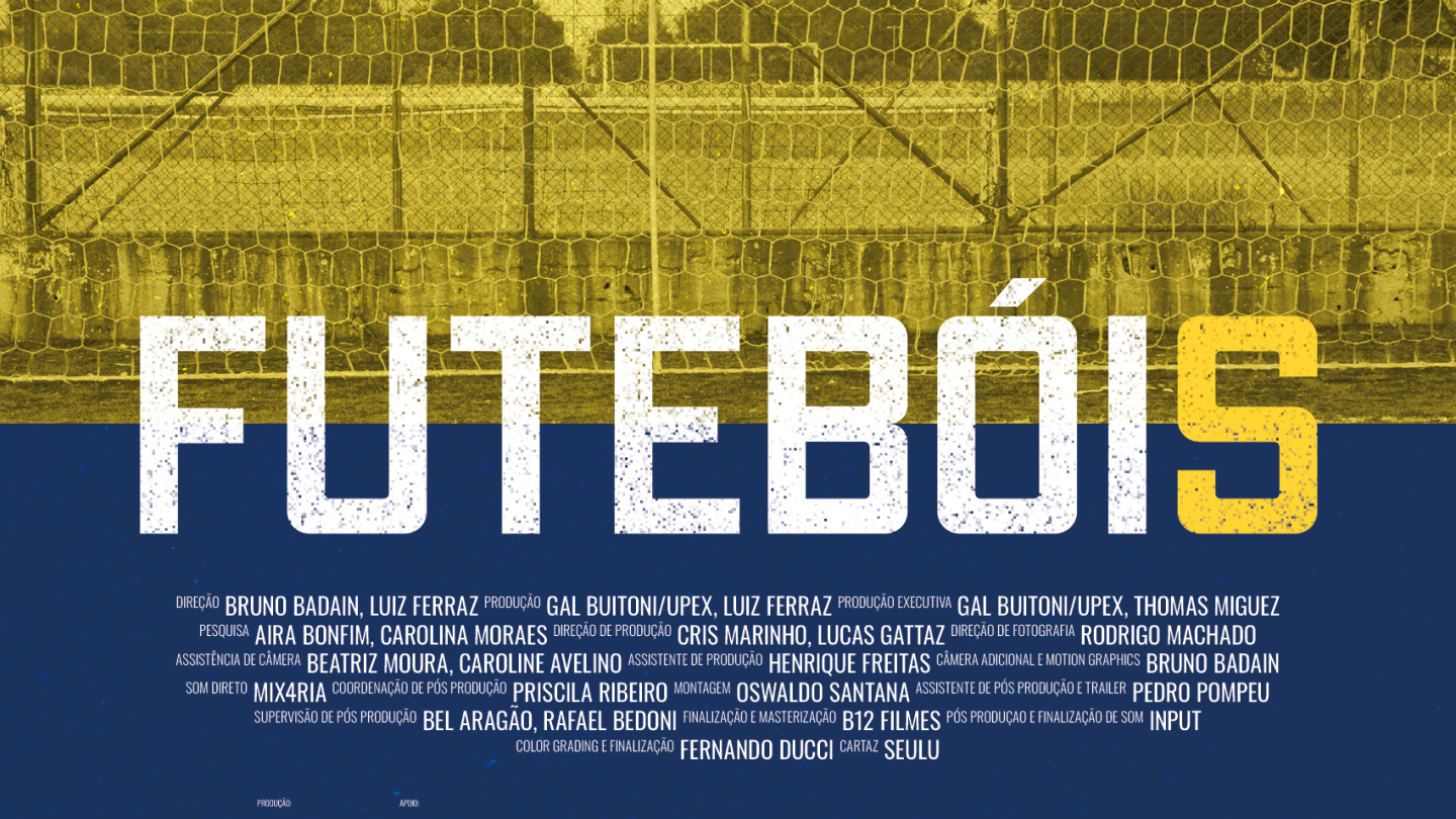 Cartaz do documentário "Futebóis". A composição reúne três cenas relacionadas ao futebol: um campo simples em área rural com traves de madeira, uma bola e chinelos à beira de uma quadra e um campo cercado por alambrado. As imagens recebem tratamento gráfico em amarelo e azul, enquanto o título "Futebóis" aparece em letras grandes na parte inferior, acompanhado dos créditos de produção.