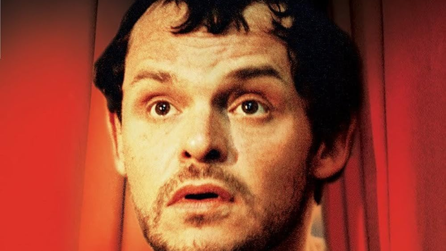 Pôster do filme brasileiro "Tapete Vermelho". Ao centro, um homem de barba curta e expressão de espanto aparece entre cortinas vermelhas de teatro. No topo estão os nomes dos atores Gorete Milagres, Matheus Nachtergaele e Vinicius Miranda. Na parte inferior, o título "Tapete Vermelho" aparece em letras amarelas e vermelhas, acompanhado da frase "Ele só queria ver um filme do Mazzaropi..." e do crédito de direção de Luiz Alberto Pereira.