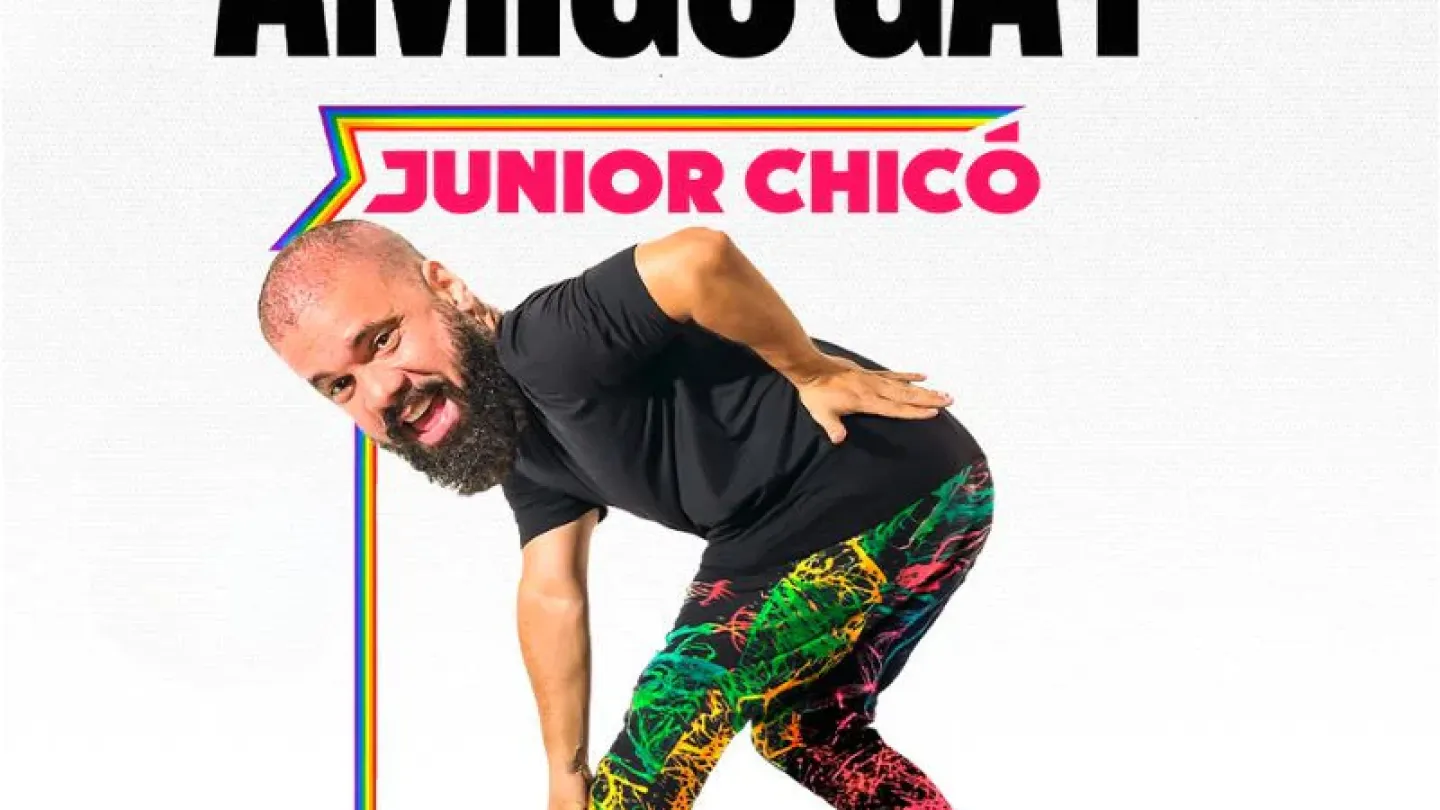 Cartaz do espetáculo "Meu Melhor Amigo Gay", estrelado pelo humorista Junior Chicó. A arte apresenta o comediante em uma pose descontraída e bem-humorada, inclinado para a frente e olhando para a câmera com expressão divertida. Ele veste camiseta preta e calças estampadas com cores vibrantes, enquanto elementos gráficos inspirados nas cores do arco-íris emolduram a composição. O fundo claro e o título em destaque reforçam o tom leve e irreverente da apresentação.