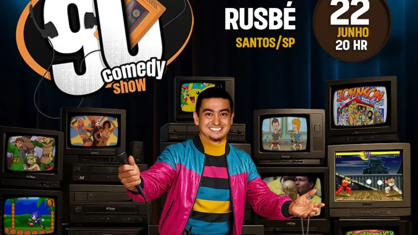 Cartaz do espetáculo "90 Anos Comedy Show", de André Santi. O humorista aparece ao centro usando roupas coloridas inspiradas na moda dos anos 1990, cercado por televisores antigos empilhados. Nas telas aparecem desenhos animados, programas de TV, videogames e referências da cultura pop da década. No chão há brinquedos, controles, videogames e objetos nostálgicos dos anos 90. O cartaz informa apresentação no Rusbé, em Santos, no dia 22 de junho.