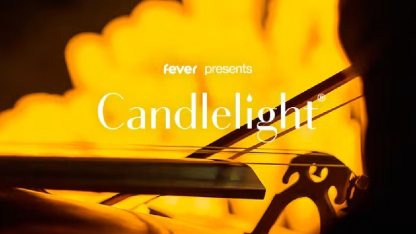 Imagem promocional do Candlelight mostrando um instrumento de cordas sob iluminação dourada inspirada em velas, criando um ambiente acolhedor e sofisticado para concertos musicais.