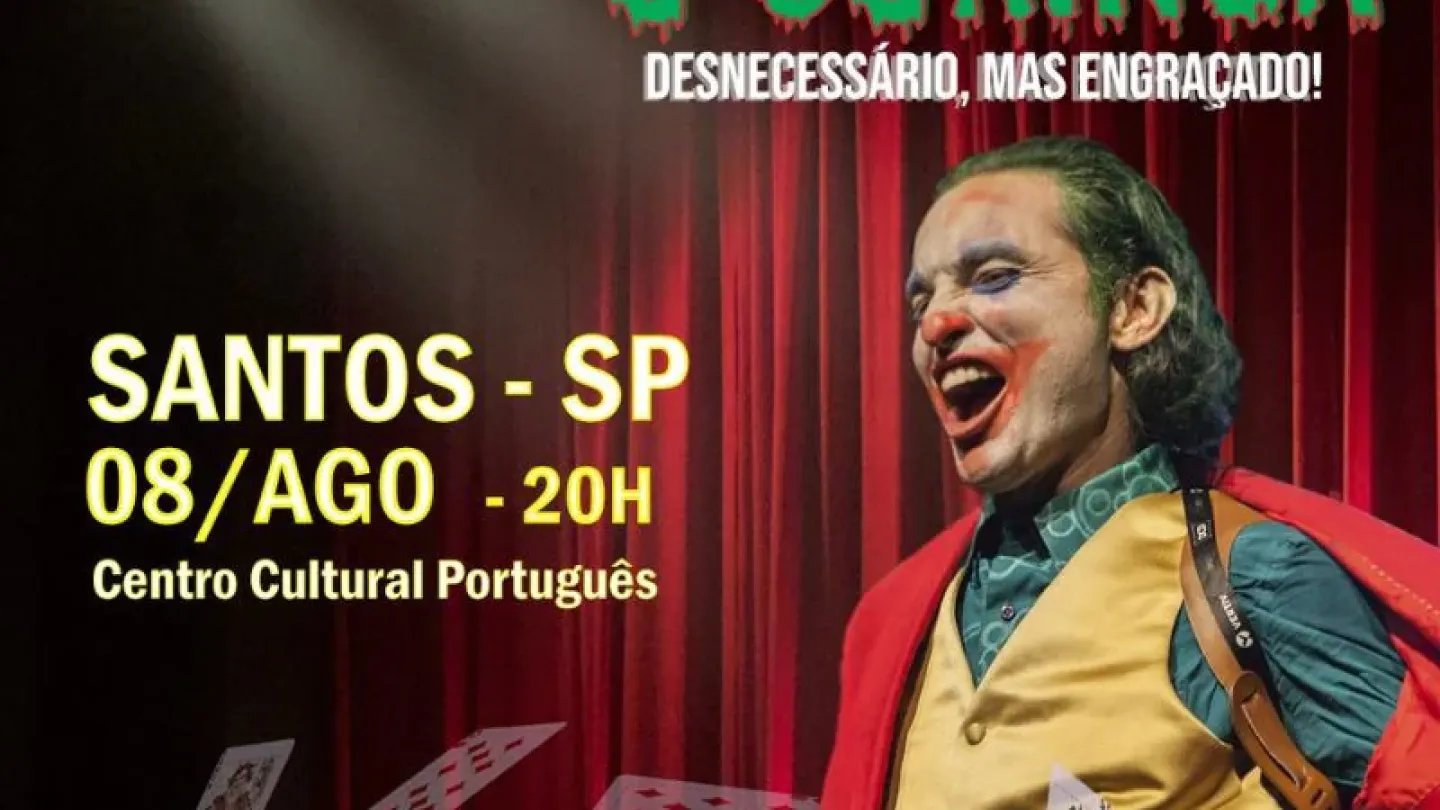 Cartaz do espetáculo "O Coringa – Desnecessário, Mas Engraçado!", apresentado por Maurício Dollenz. A arte mostra o humorista caracterizado como o famoso vilão dos quadrinhos, usando maquiagem inspirada no Coringa, colete amarelo, camisa verde e uma capa vermelha. Ao fundo há cortinas vermelhas de teatro e cartas de baralho espalhadas pela cena. O cartaz informa apresentação em Santos, no Centro Cultural Português, no dia 8 de agosto, às 20h.