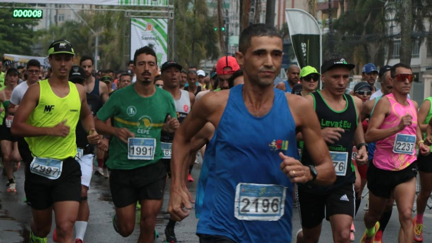 Atletas participam da Corrida Chilli Beans em Santos