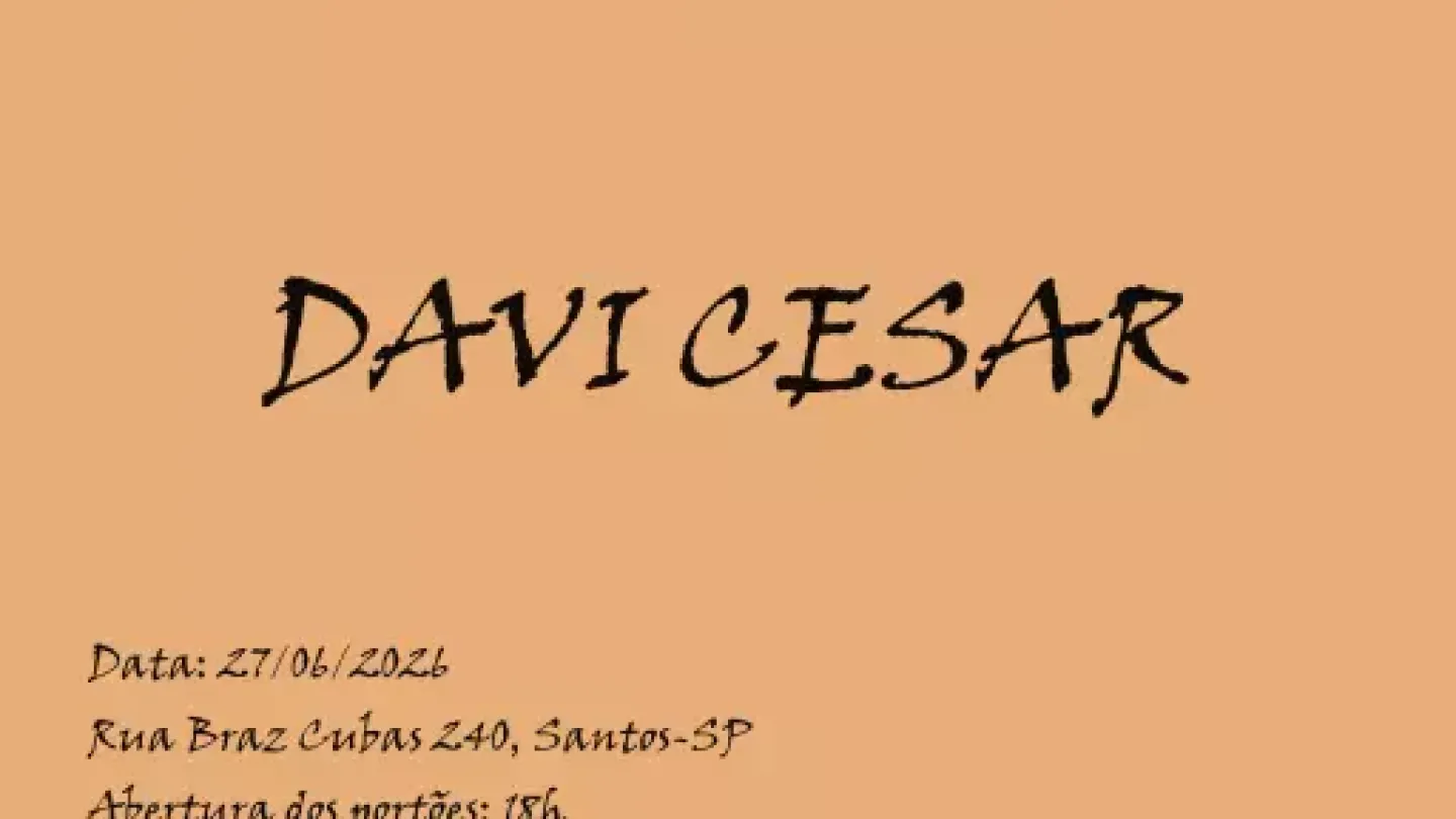 Cartaz de divulgação de um show de Davi Cesar. A arte utiliza um design minimalista com fundo em tom bege e tipografia manuscrita em preto. No centro, o nome do artista aparece em destaque, acompanhado da informação de que o evento celebra os três anos do álbum "The Beginning". O cartaz informa a realização do show em Santos, no dia 27 de junho, com abertura dos portões às 18h e início da apresentação às 19h.