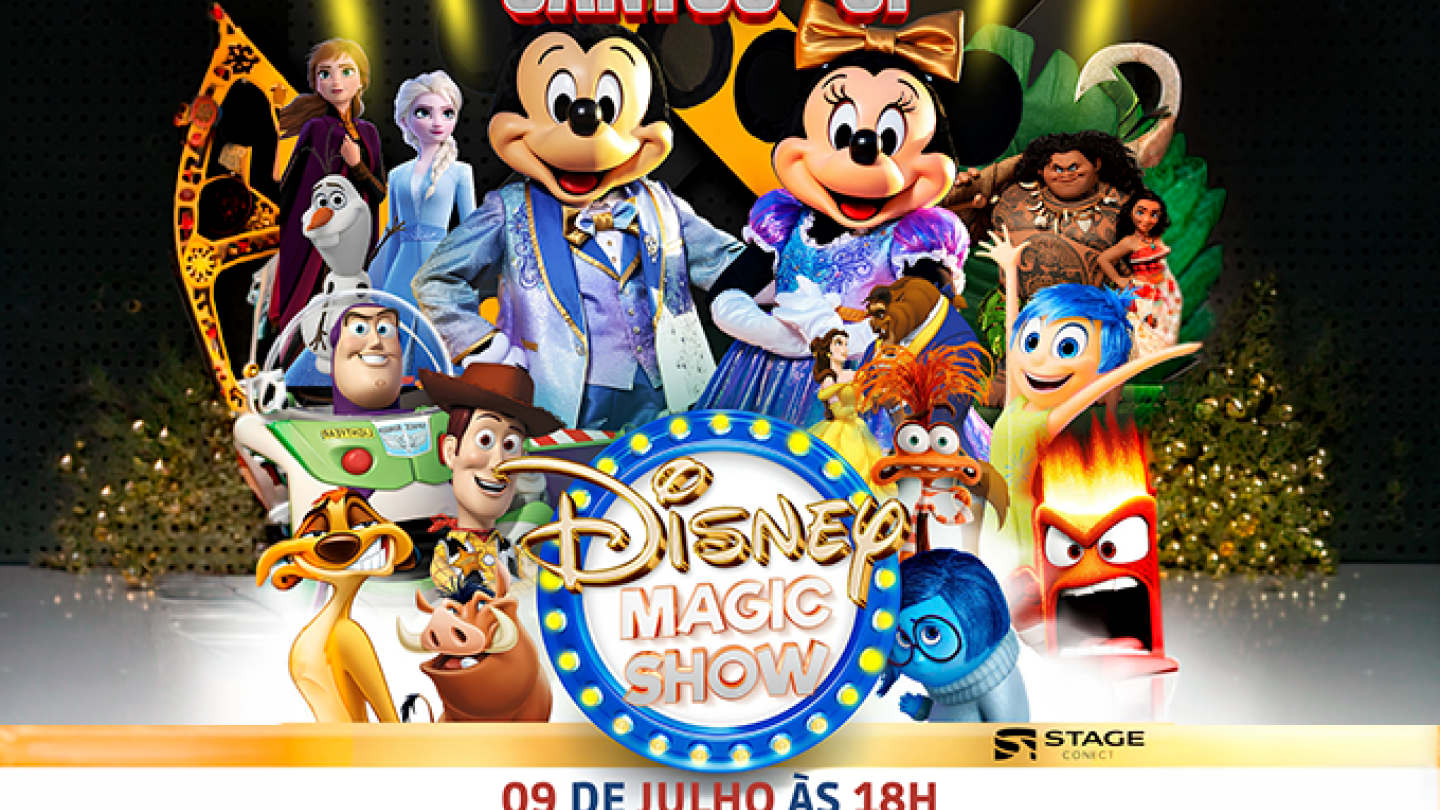 Cartaz do espetáculo Disney Magic Show. No centro da imagem aparecem Mickey e Minnie Mouse em trajes elegantes de gala, cercados por personagens famosos do universo Disney e Pixar. Entre eles estão Elsa, Anna e Olaf de Frozen, Moana, Buzz Lightyear, Woody, Timão, Pumba, Alegria e Raiva de Divertidamente, além de outros personagens conhecidos. O cartaz informa apresentação em Santos, no Centro Cultural Português, no dia 9 de julho, às 18h.