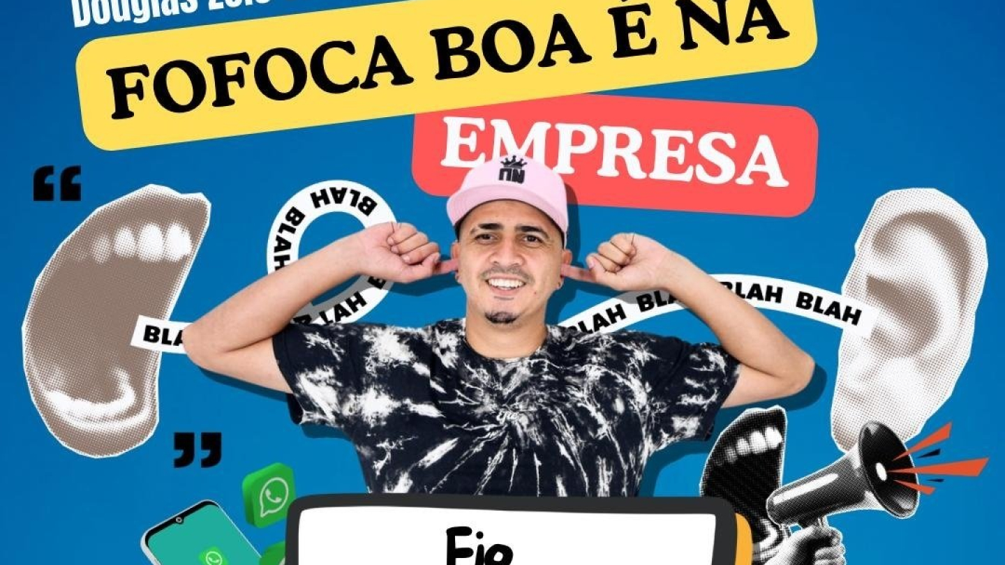 Cartaz do espetáculo de humor "Fofoca Boa é na Empresa", de Douglas Zóio. O comediante aparece sorrindo ao centro da imagem, usando boné rosa e camiseta estampada, enquanto tampa os ouvidos com os dedos. O fundo azul é composto por elementos gráficos relacionados a conversas e fofocas, como balões de diálogo, bocas, orelhas, celular com mensagens e um megafone. O título do show aparece em destaque na parte superior, acompanhado da frase "Fio... Deixa te contar um negócio!".