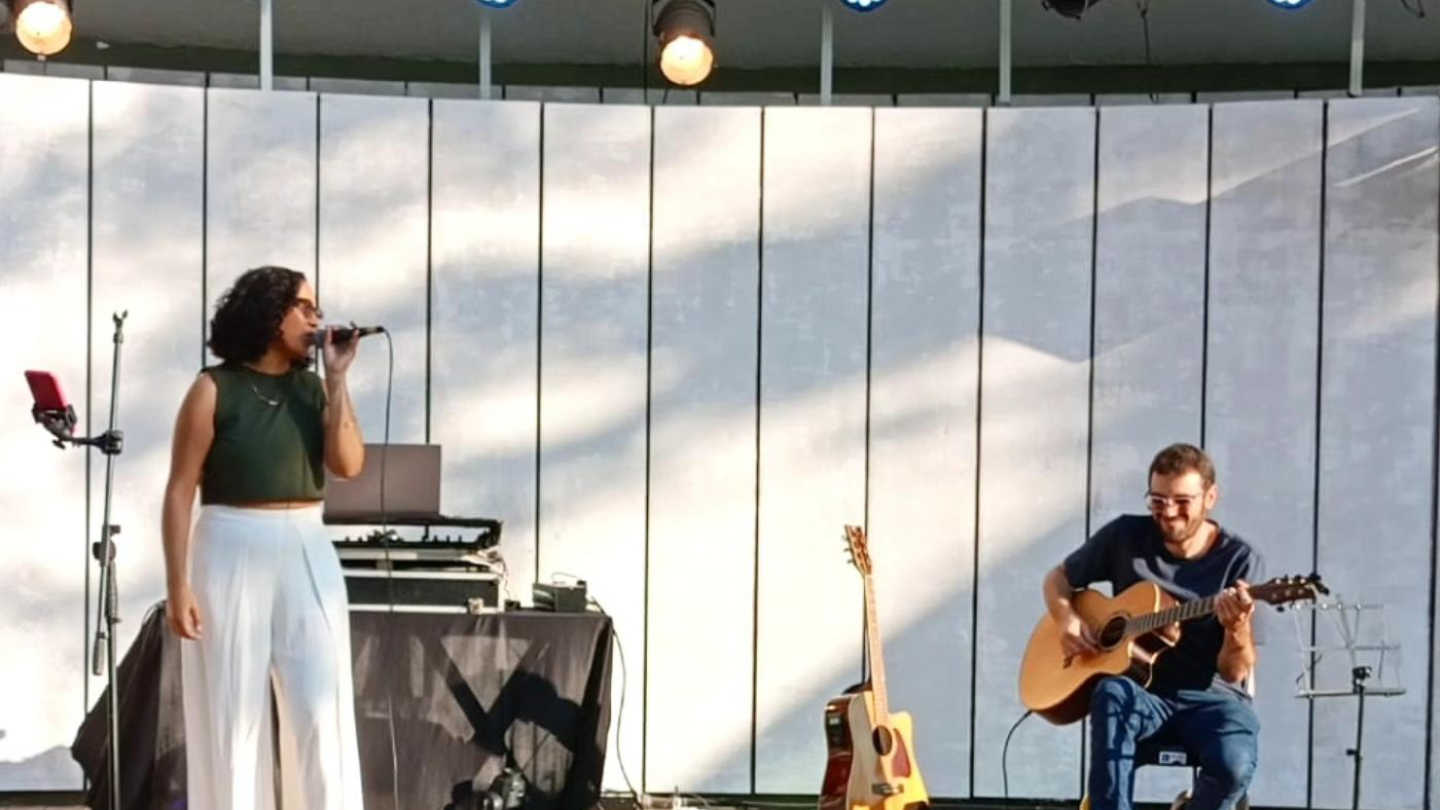 Show de voz e violão no palco da Concha Acústica em Santos