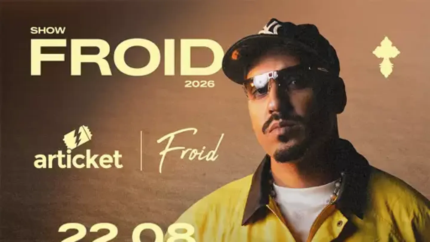 Cartaz do show do rapper Froid em Santos. O artista aparece em primeiro plano usando óculos escuros, boné e uma jaqueta amarela. O fundo apresenta tons dourados e escuros, criando uma atmosfera urbana e sofisticada. O nome "Froid" surge em destaque na parte superior, acompanhado das informações da apresentação marcada para 22 de agosto no Arena Club.