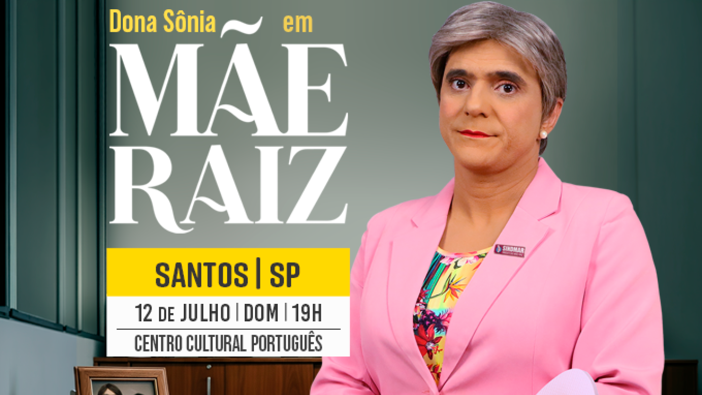 Cartaz do espetáculo de humor "Mãe Raiz", estrelado pela personagem Dona Sônia. A personagem aparece usando blazer rosa e vestido estampado, segurando um chinelo nas mãos e olhando para a câmera com expressão séria. O cenário reproduz um escritório, com mesa, cadeira, porta-retratos e uma placa identificada como "Sindicato das Mães Raiz – Presidenta". O cartaz informa apresentação em Santos, no Centro Cultural Português, no dia 12 de julho.