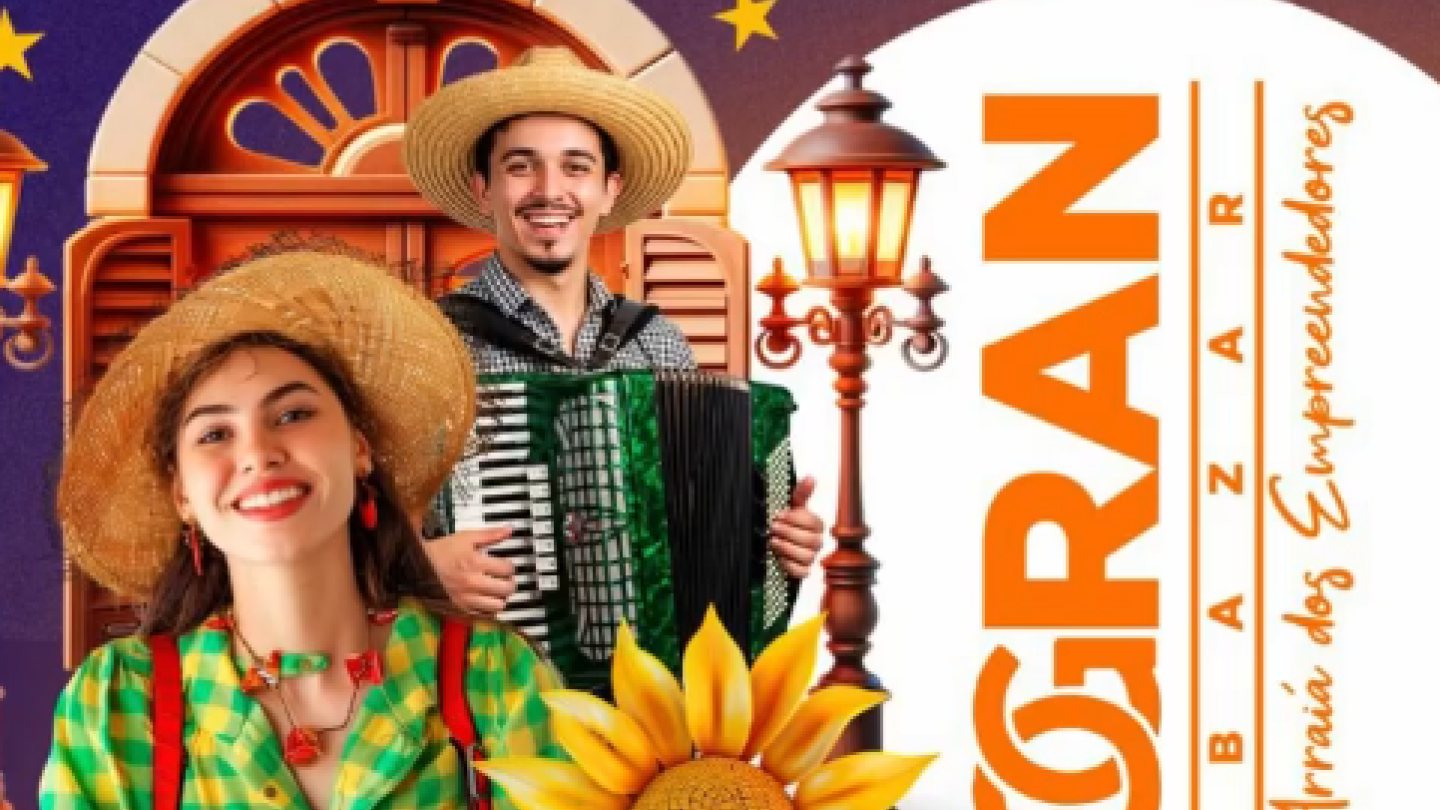 Cartaz do evento "Gran Bazar – Arraiá dos Empreendedores". A imagem mostra um casal vestido com trajes típicos de festa junina, com a mulher em primeiro plano usando chapéu de palha e roupa colorida, e o homem ao fundo tocando acordeão. Elementos como girassóis, bandeirinhas, lampiões e uma arquitetura inspirada no Centro Histórico de Santos compõem o cenário. O cartaz informa a realização do evento nos dias 20 e 21 de junho, no Santos Convention Center, com entrada gratuita.
