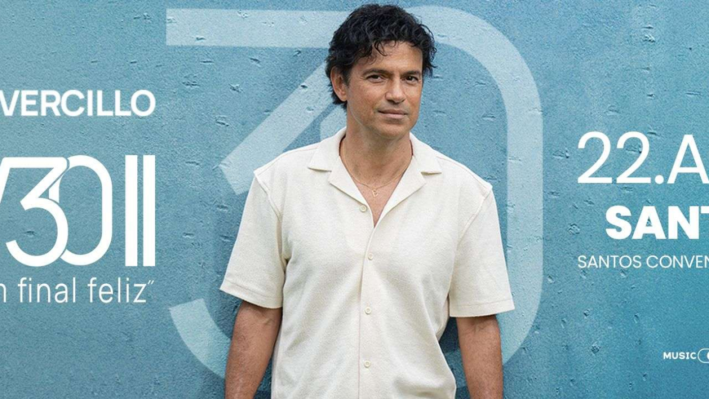 Peça promocional do show de Jorge Vercillo em Santos. O cantor aparece em pé diante de uma parede azul, vestindo camisa clara. À esquerda está o logotipo da turnê "JV30 – Mais um Final Feliz" e, à direita, as informações da apresentação marcada para 22 de agosto no Santos Convention Center.