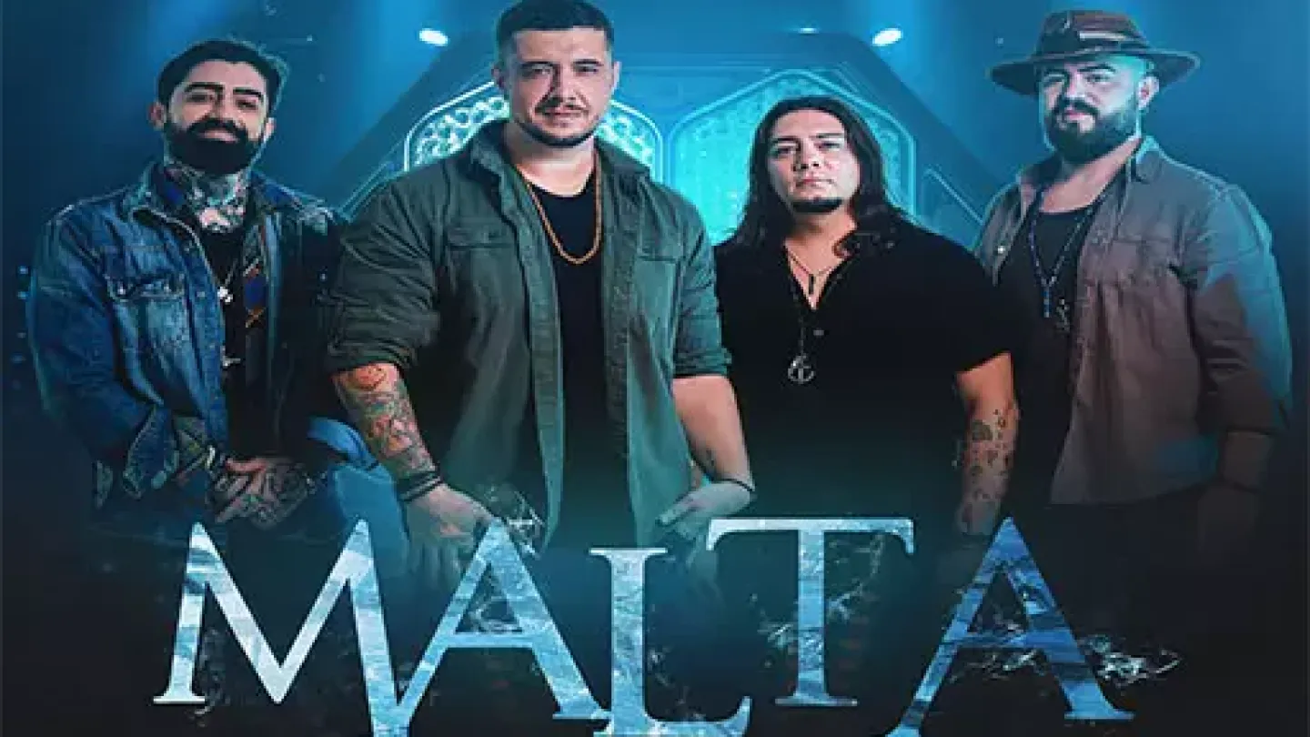 Peça promocional do show da banda Malta em Santos. Os quatro músicos posam diante de um cenário com iluminação azul e efeitos de palco. O nome da banda aparece em destaque ao centro, acompanhado das informações da apresentação no Arena Club, em 3 de junho, véspera de feriado. O evento marca o retorno do vocalista Bruno Boncini à formação do grupo.