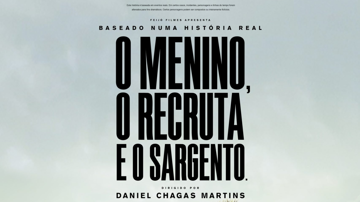 Cartaz do filme "O Menino, o Recruta e o Sargento". O título ocupa o centro da imagem em letras pretas sobre um amplo céu acinzentado. Abaixo, uma casa rural cercada por árvores antigas compõe uma paisagem do interior brasileiro. O pôster destaca que a obra é baseada em uma história real e apresenta os principais créditos do filme, dirigido por Daniel Chagas Martins.
