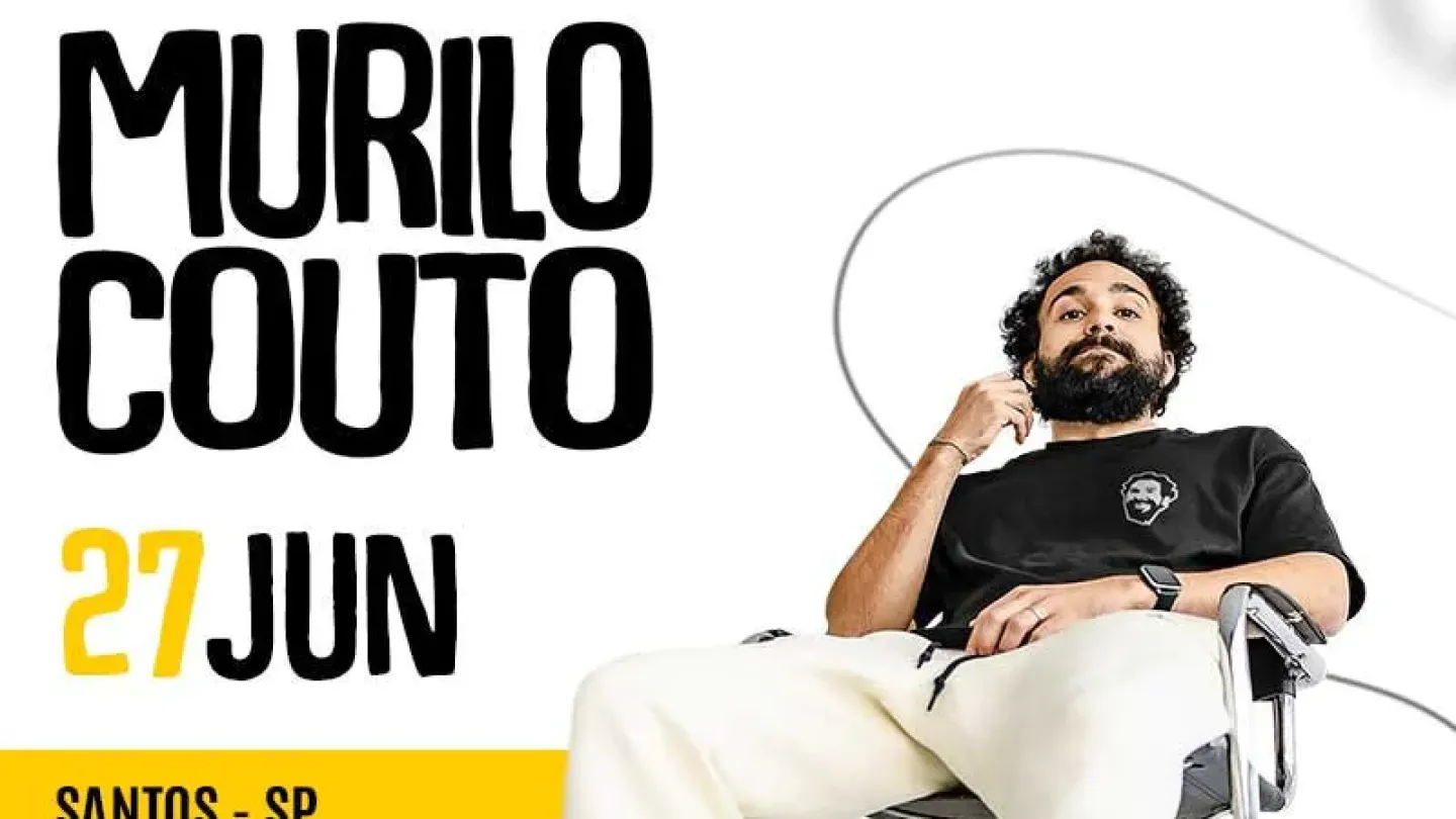 Cartaz de divulgação do comediante Murilo Couto. O humorista aparece sentado de forma descontraída em uma cadeira, com os pés descalços voltados para a câmera e um microfone no chão à sua frente. O fundo é branco com elementos gráficos minimalistas em preto e amarelo. O cartaz anuncia apresentações em Santos no dia 27 de junho, em duas sessões.