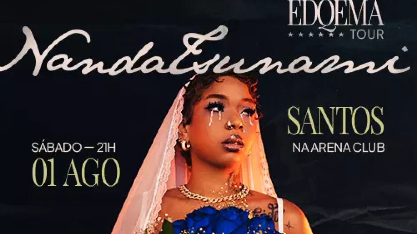 Cartaz do show da cantora NandaTsunami com a turnê "Edoema Tour". A artista aparece em destaque usando véu branco, joias douradas e maquiagem artística com detalhes que lembram lágrimas. Ela segura um buquê de flores azuis e verdes diante de um fundo escuro. O cartaz informa a apresentação em Santos, no Arena Club, no dia 1º de agosto, às 21h.