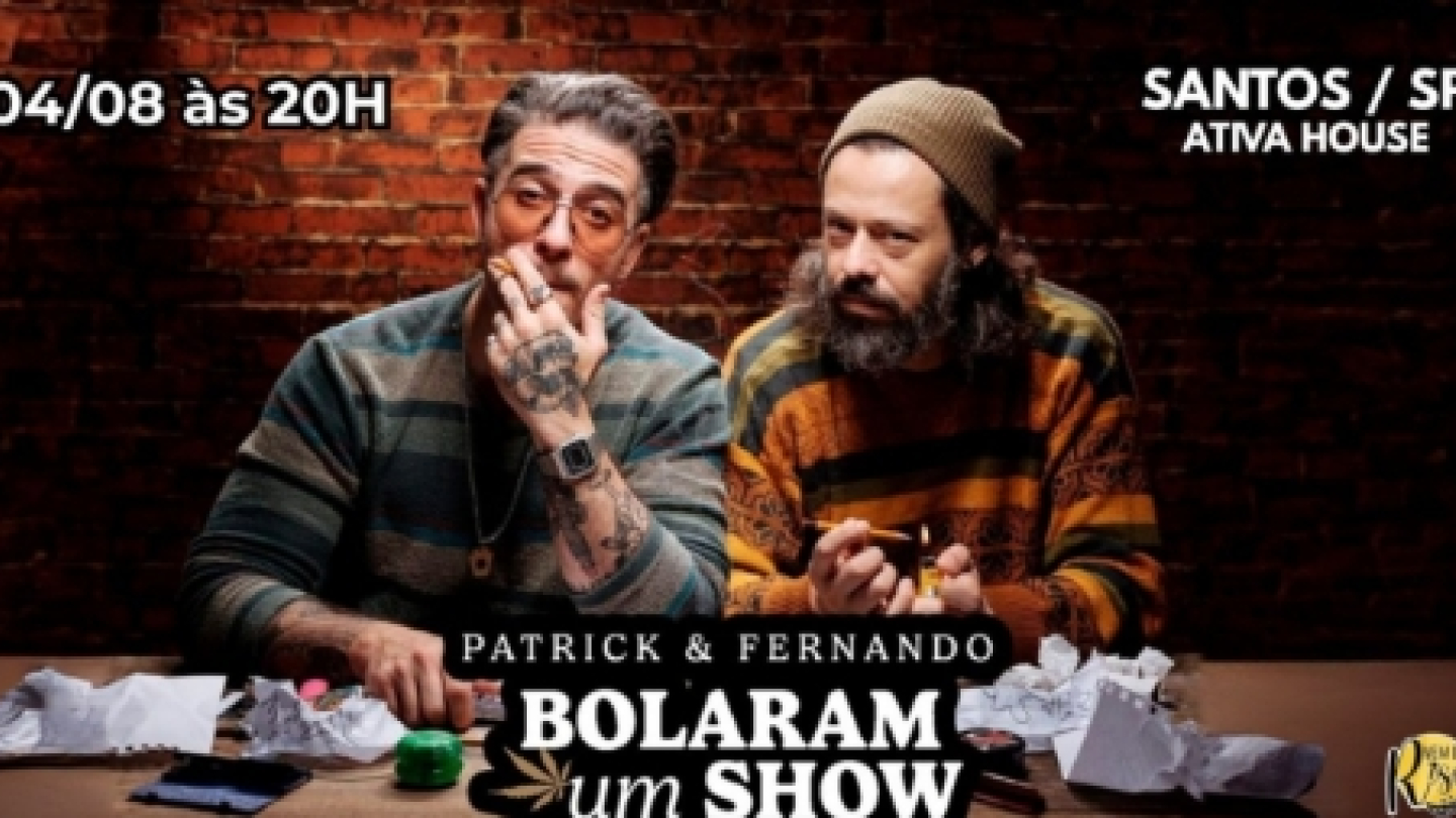 Cartaz do espetáculo "Bolaram um Show", com Patrick e Fernando. Os dois humoristas aparecem sentados diante de uma mesa cheia de papéis amassados, como se estivessem tentando criar ideias para um espetáculo. Ao fundo há uma parede de tijolos aparentes iluminada em tons avermelhados. O cartaz informa apresentação em Santos, na Ativa House, no dia 4 de agosto, às 20h.