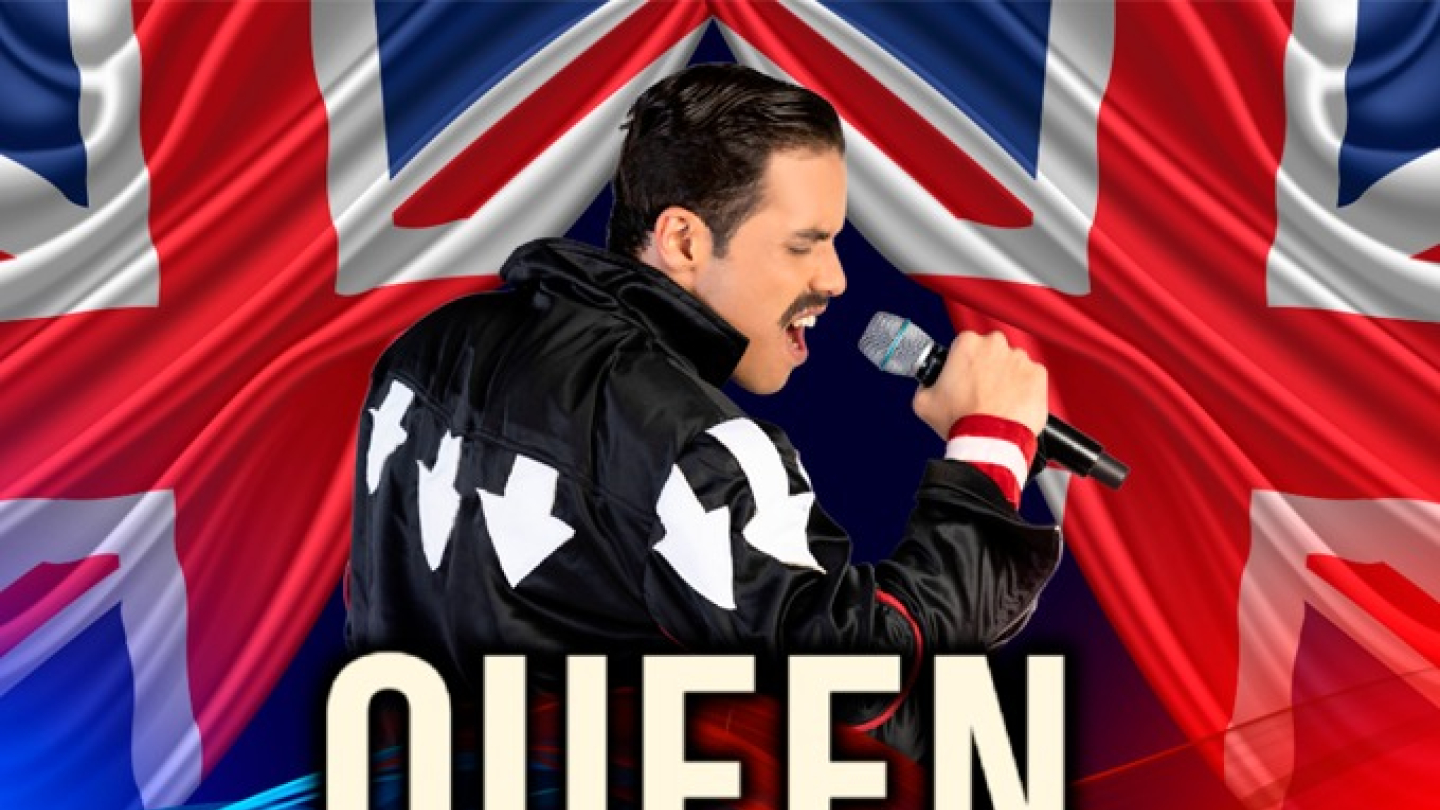 Cartaz do espetáculo "Queen Experience In Concert". A imagem mostra um cantor caracterizado como Freddie Mercury segurando um microfone durante uma apresentação, diante da bandeira do Reino Unido. Feixes de luz coloridos iluminam a parte inferior da composição, enquanto o título do espetáculo aparece em destaque ao centro.