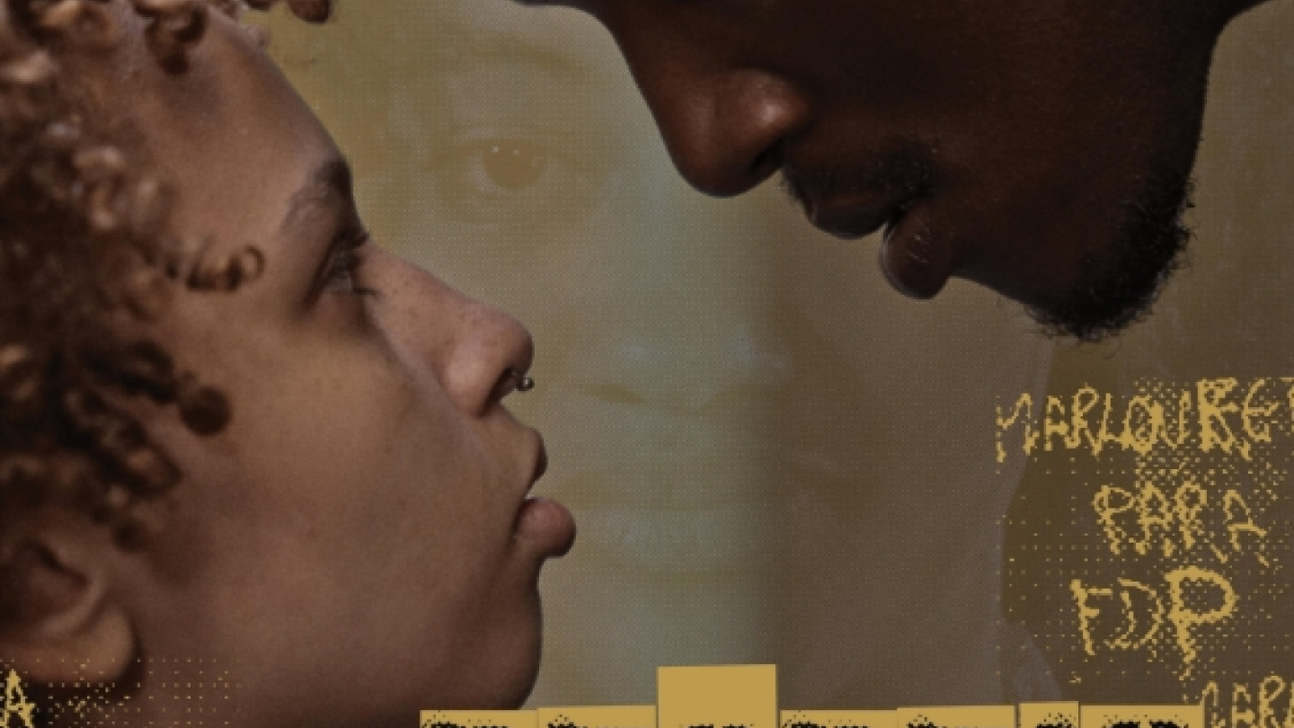 Pôster do filme "Hora do Recreio", dirigido por Lucia Murat. A imagem mostra dois adolescentes frente a frente em um momento de intensa troca de olhares. A jovem, à esquerda, encara o rapaz à direita, que se inclina em sua direção. A proximidade entre os rostos transmite tensão, curiosidade e diálogo, enquanto o fundo traz elementos gráficos e palavras sobrepostas que remetem ao universo escolar e às vozes da juventude.