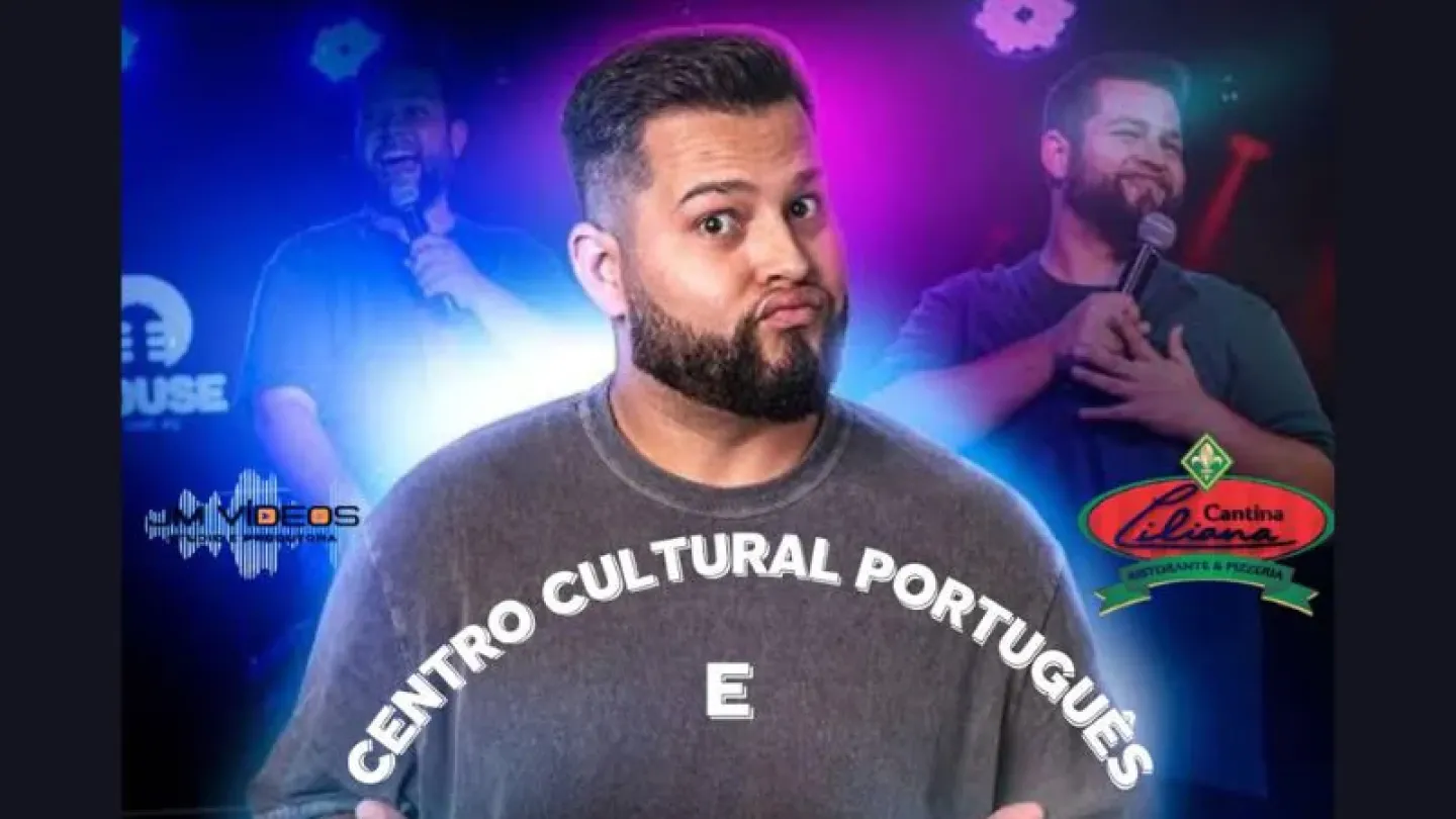 Cartaz do espetáculo "O Riso é uma Prece", apresentado pelo humorista Léo Ritter. No centro da imagem, o comediante aparece em destaque fazendo uma expressão divertida e apontando para si mesmo com os polegares. Ao fundo, há fotografias dele durante apresentações de stand-up sob iluminação azul e roxa de palco. O cartaz informa apresentação no Centro Cultural Português, em 31 de julho, às 20h, com ingressos disponíveis pela Bilheteria Express.