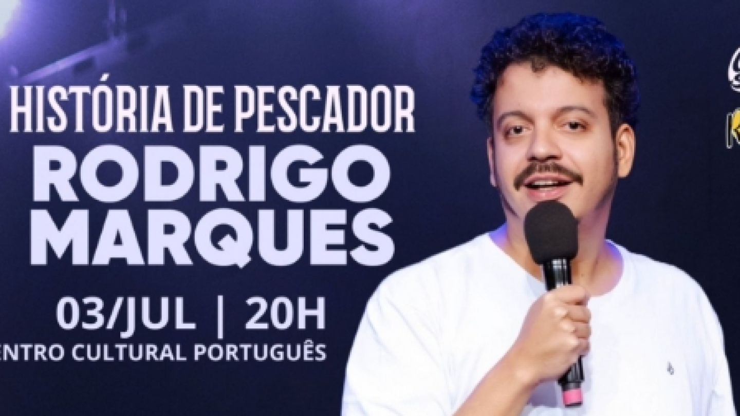Cartaz do espetáculo "História de Pescador", de Rodrigo Marques. O humorista aparece à direita da imagem segurando um microfone e sorrindo para a plateia. O fundo utiliza iluminação em tons de azul e roxo, típica de um palco de stand-up comedy. À esquerda estão o título do show, o nome do artista e as informações da apresentação, marcada para o dia 3 de julho, às 20h, no Centro Cultural Português, em Santos.