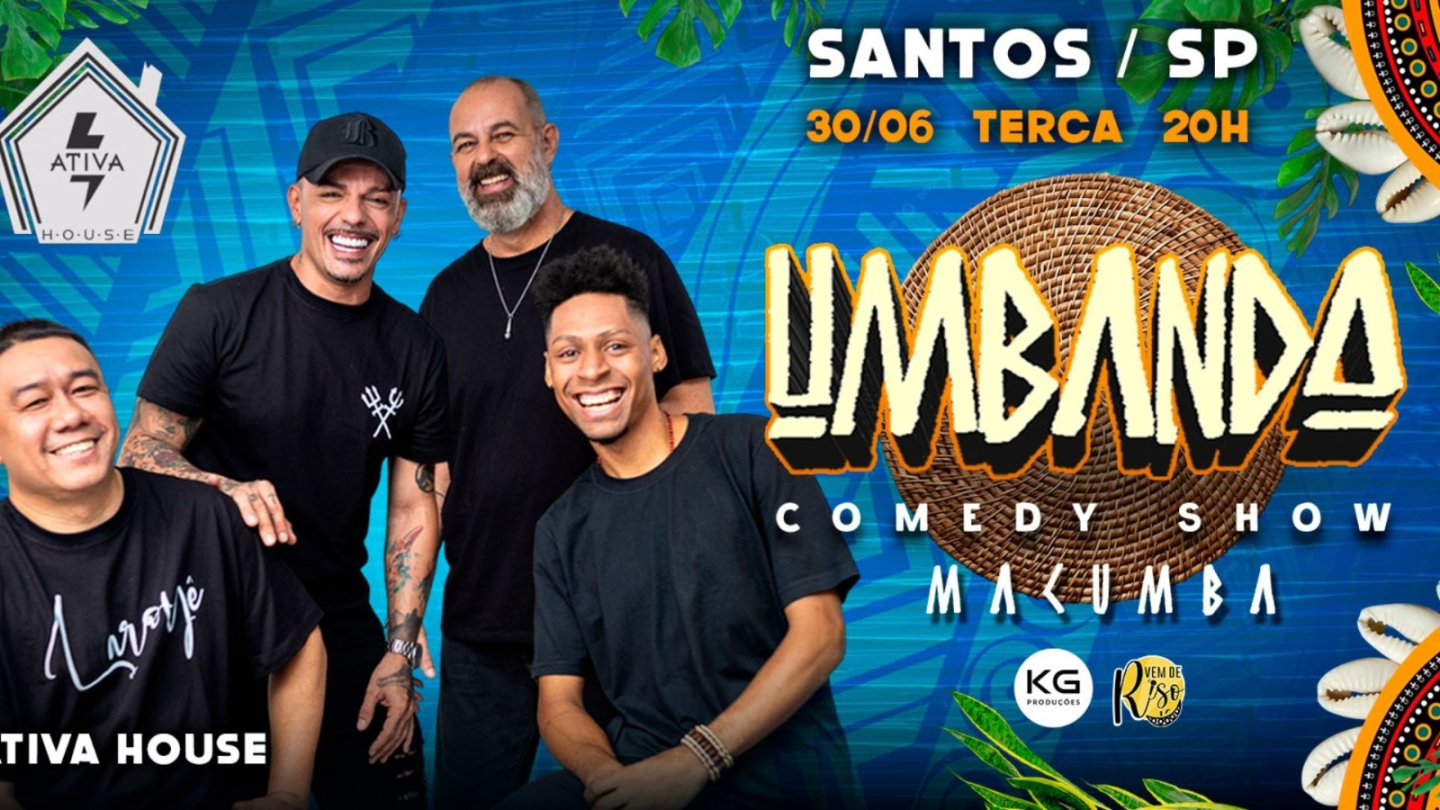 Peça promocional do "Umbanda Comedy Show", espetáculo de stand-up protagonizado por quatro humoristas. Os artistas aparecem vestidos de preto e sorrindo para a câmera, enquanto o fundo traz referências visuais ligadas à Umbanda e à cultura afro-brasileira, incluindo búzios, folhas e tramas de palha. O cartaz informa a realização do evento em Santos, na Ativa House, e destaca o nome do grupo em letras grandes no centro da composição.