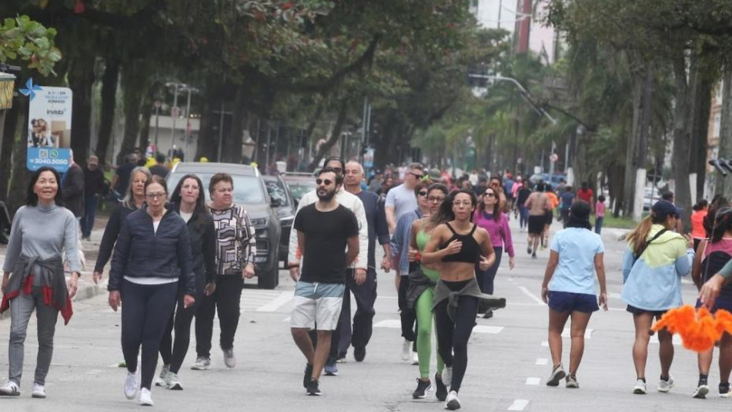 Pessoas caminhando na orla de Santos