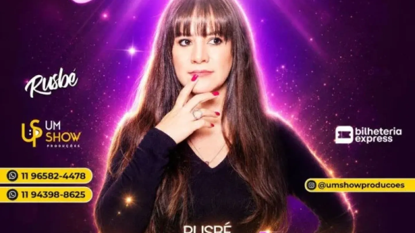Cartaz promocional do show da humorista Criss Paiva. A artista aparece em destaque ao centro, vestida de preto, com os cabelos longos e lisos, franja e expressão pensativa, levando uma das mãos ao queixo. O fundo em tons de roxo e rosa, com efeitos de luz e brilho, cria um visual vibrante e moderno. Na parte inferior, o cartaz informa que a apresentação será no Rusbé, em Santos, no dia 27 de julho, às 20h. Também aparecem os logotipos da produtora, da plataforma de ingressos e contatos para informações.