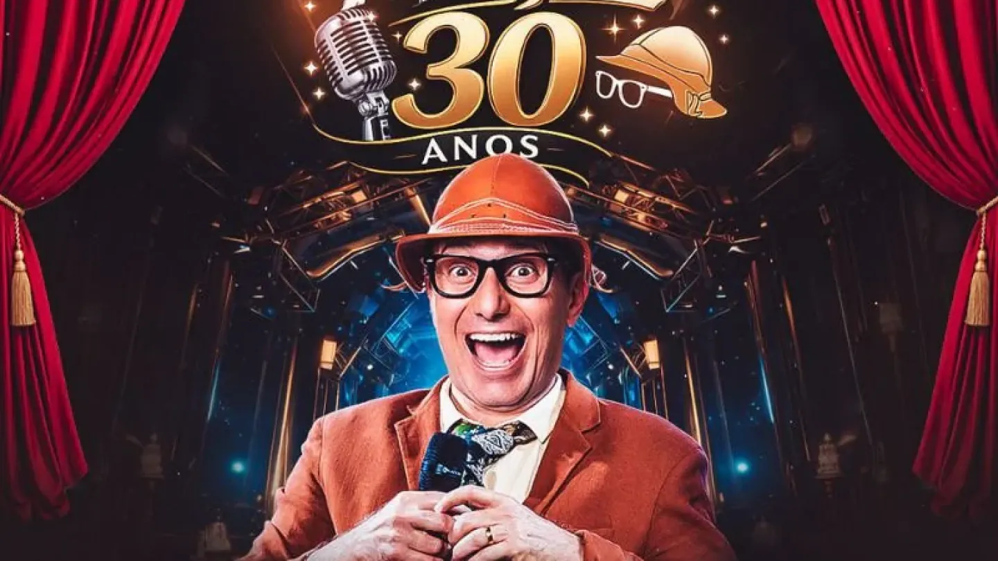 Cartaz promocional do espetáculo "Mução 30 Anos". Ao centro, o humorista aparece sorridente, segurando um microfone e usando seu tradicional capacete laranja de operário, óculos e terno marrom, caracterização marcante do personagem. Ao fundo, um palco iluminado e cortinas vermelhas reforçam o clima teatral da apresentação. No topo, o destaque para os 30 anos de carreira de Mução, acompanhado de ícones de um microfone e do capacete. Na parte inferior estão as informações do evento: 2 de agosto de 2026, a par