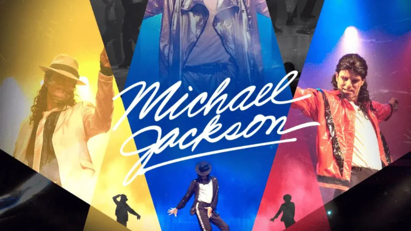 Arte promocional do espetáculo "Michael Jackson – O Rei Ainda Vive". O cartaz reúne diversas imagens do artista caracterizado como Michael Jackson em apresentações no palco, usando figurinos icônicos, como a jaqueta vermelha de Thriller, o traje branco com chapéu e o visual prateado. Ao centro, destaca-se uma pose clássica de dança iluminada por feixes de luz em tons de azul, amarelo e vermelho, reforçando o clima de um grande show. Na parte inferior, aparece o título "O Rei Ainda Vive".