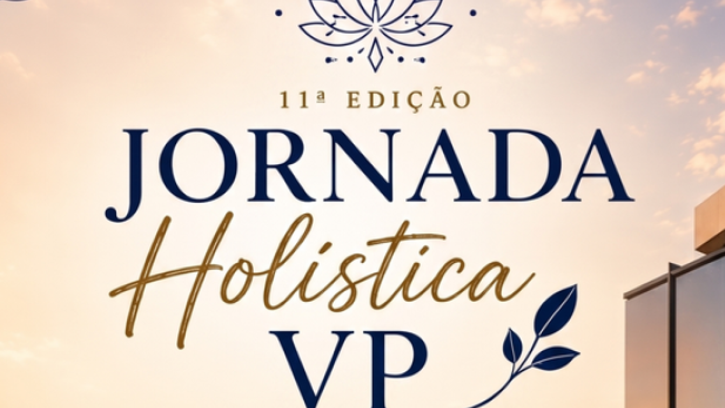 Cartaz da Jornada Holística VP com a fachada de um hotel à direita e a orla de Santos ao pôr do sol à esquerda, com palmeiras ao longo da avenida. A arte utiliza tons quentes e destaca um ambiente acolhedor, remetendo a bem-estar, equilíbrio e conexão com a natureza.