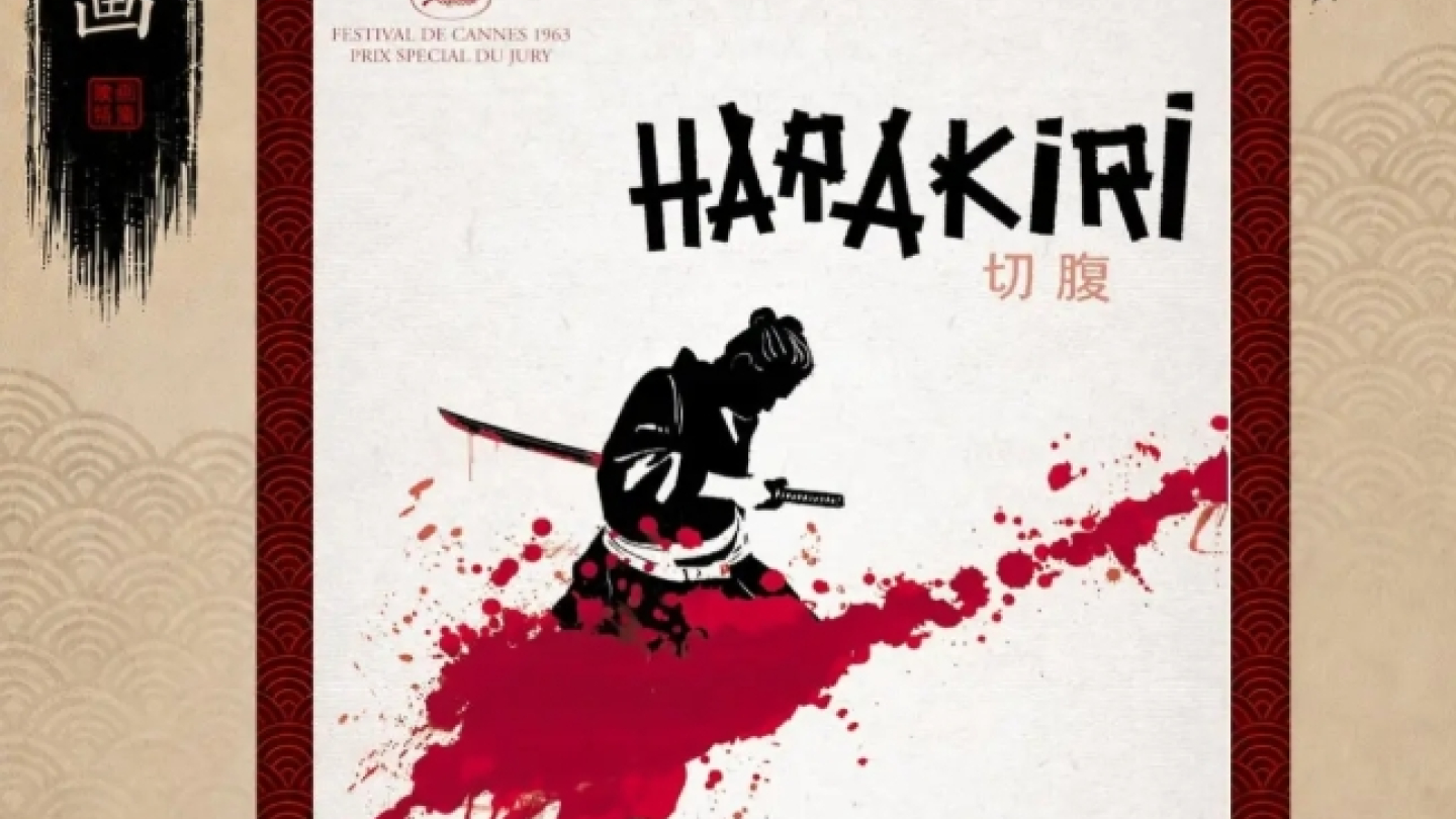 Card de divulgação da Mostra de Cinema Japonês – Japão em Movimento (1950–2000), destacando o clássico Harakiri, dirigido por Masaki Kobayashi. O cartaz traz uma ilustração estilizada de um samurai ajoelhado com uma espada, sobre um fundo branco marcado por respingos vermelhos que remetem à estética do filme. A identidade visual utiliza elementos da cultura japonesa, como ideogramas e um grande círculo vermelho inspirado na bandeira do Japão. Na parte inferior, estão as informações do evento: 25 de julho (s