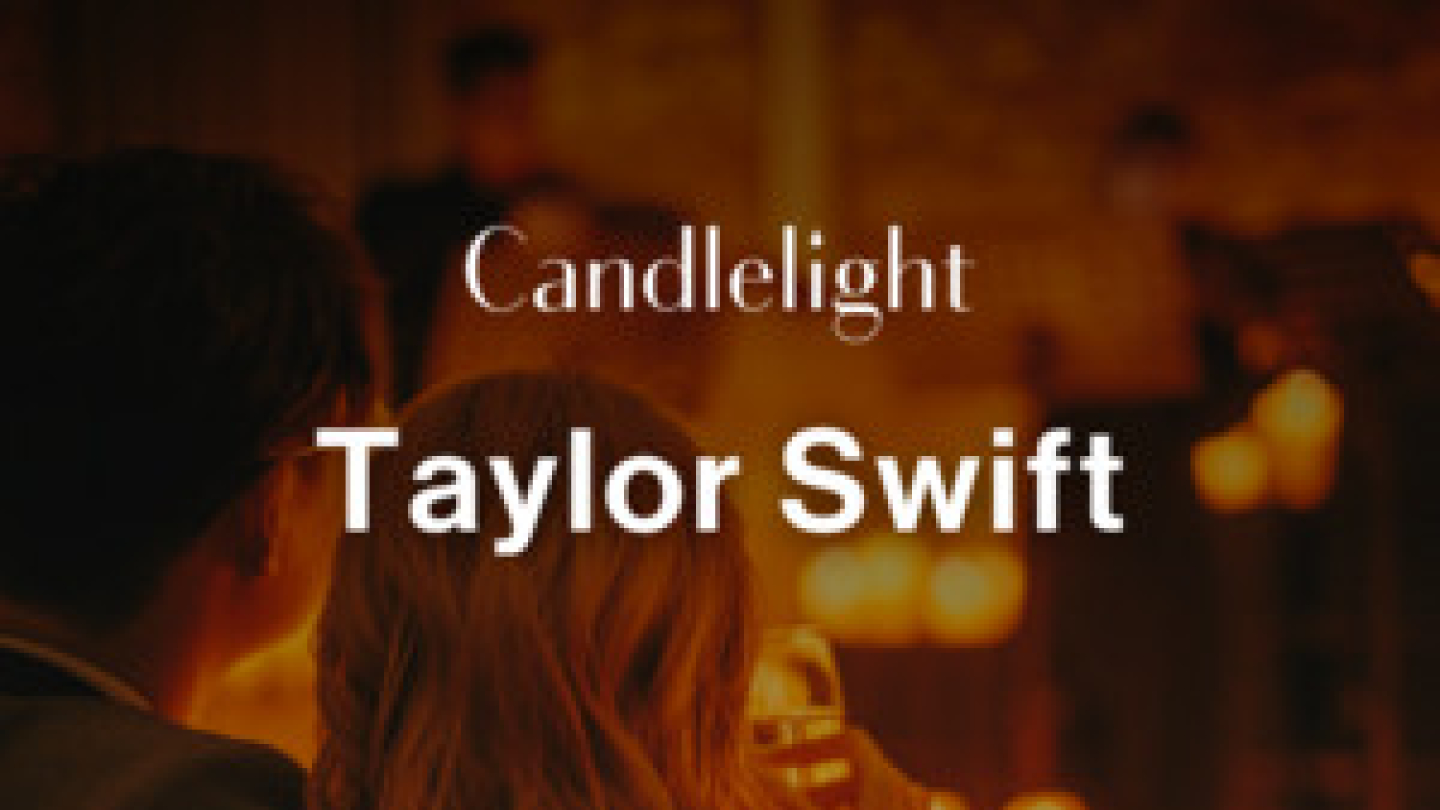 Cartaz promocional do concerto Candlelight: Taylor Swift. A arte mostra um casal sentado lado a lado, observado de costas, em um ambiente intimista iluminado por dezenas de velas. A iluminação em tons dourados cria uma atmosfera romântica e acolhedora, enquanto o título "Candlelight Taylor Swift" aparece em destaque sobre a imagem.