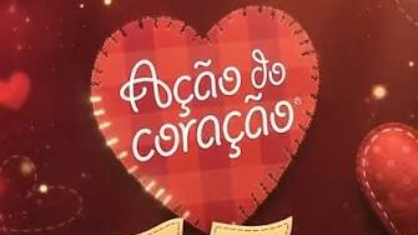 Cartaz comemorativo dos 15 anos da Ação do Coração, com um grande coração vermelho ao centro e vários corações menores ao redor sobre um fundo em tons de vermelho. A arte tem clima acolhedor e celebra a trajetória da instituição com elementos que remetem ao amor e à solidariedade.