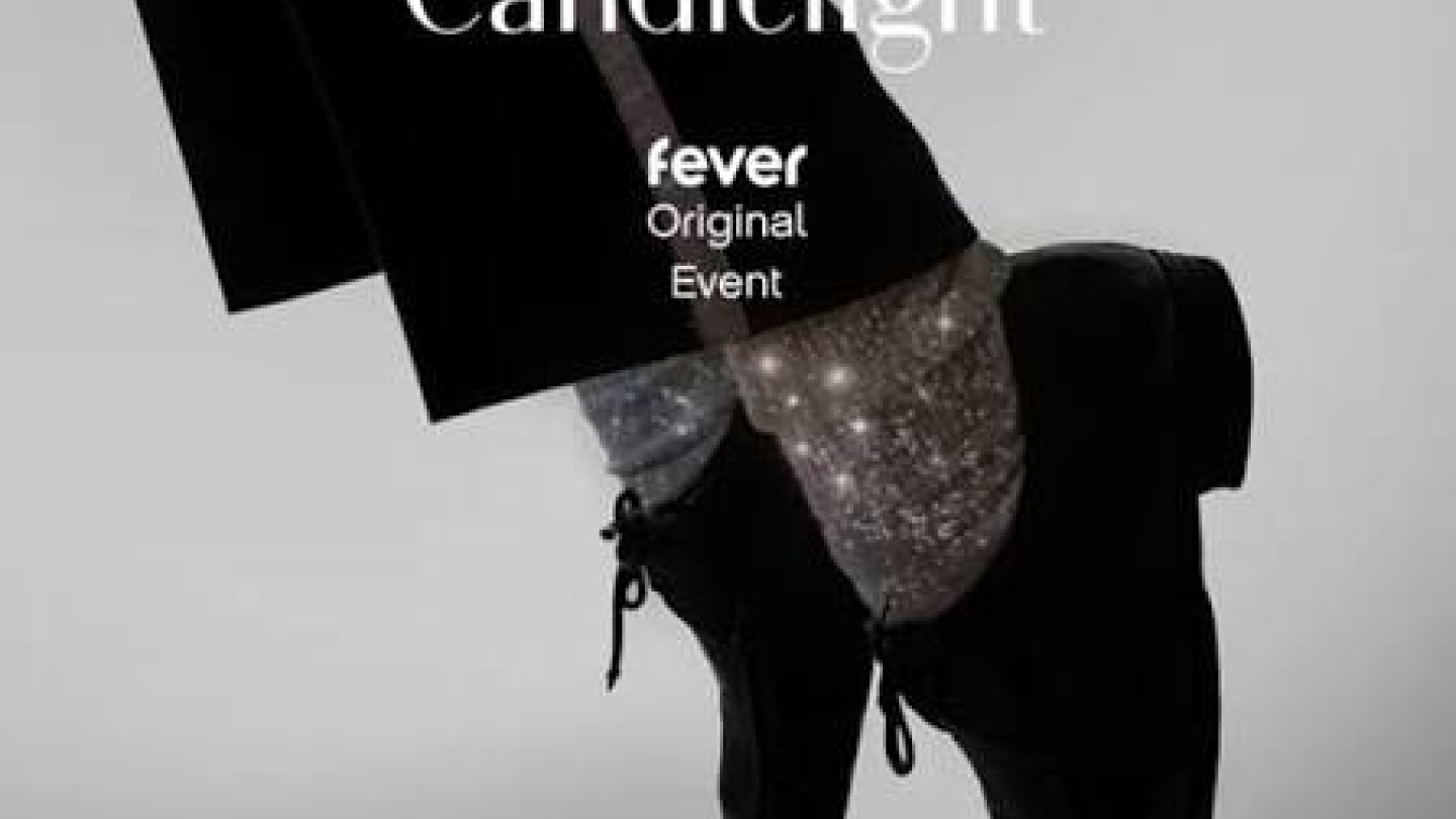 Imagem promocional do Candlelight mostrando os pés de um dançarino em pose inspirada em Michael Jackson, com sapatos pretos e meias brancas brilhantes. Ao centro, aparecem os logotipos "Candlelight" e "Fever" sobre um fundo cinza claro.