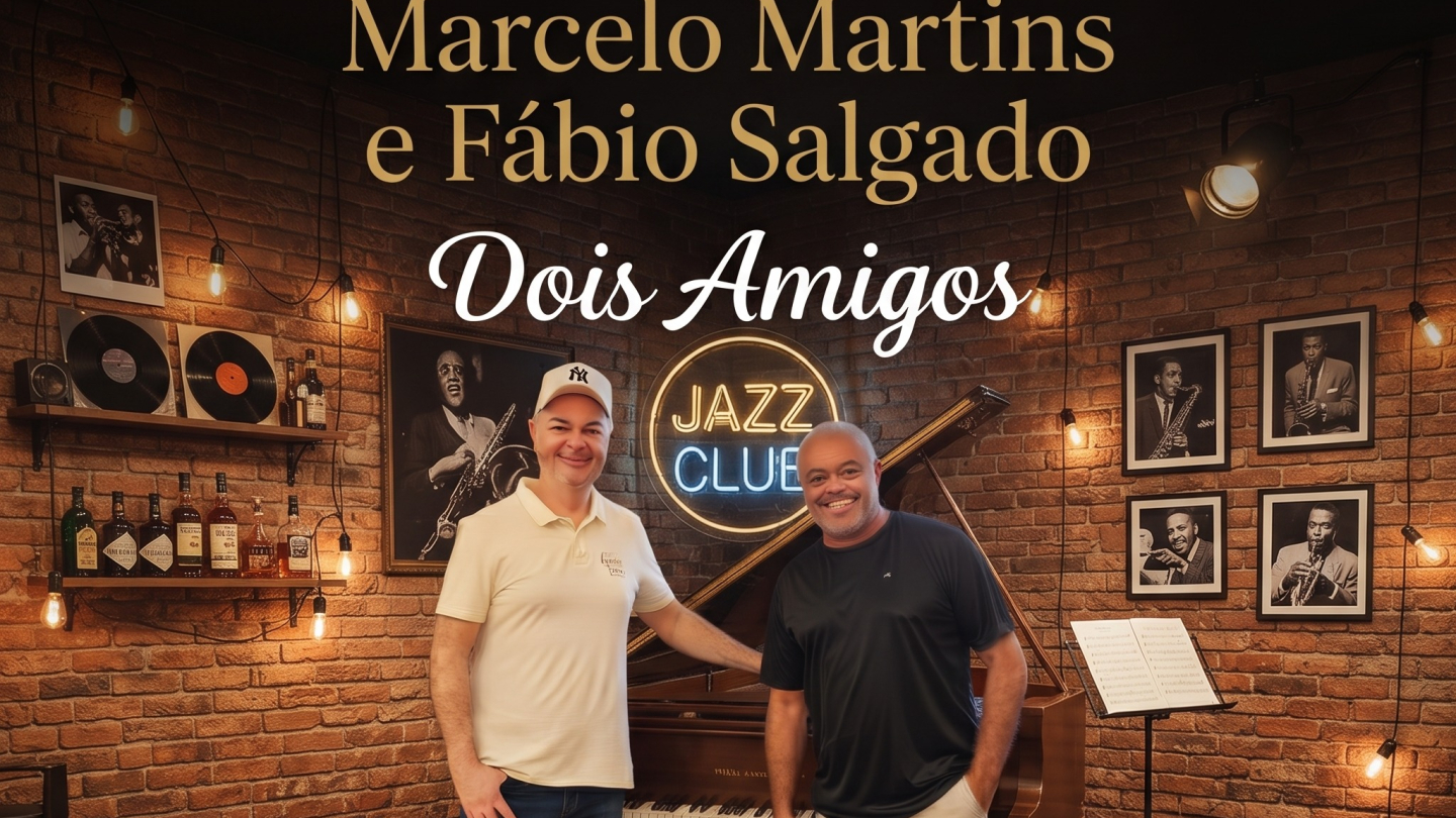 Cartaz de divulgação do show "Dois Amigos", com Marcelo Martins e Fábio Salgado. Os dois artistas aparecem sorridentes diante de um piano de cauda, em um ambiente que remete a um clube de jazz, com paredes de tijolos aparentes, quadros de músicos, discos de vinil e um letreiro iluminado escrito "Jazz Club". Na parte inferior estão as informações do evento: 26 de julho, às 17h, no Salão Nobre da Pinacoteca Benedicto Calixto, com entrada gratuita.