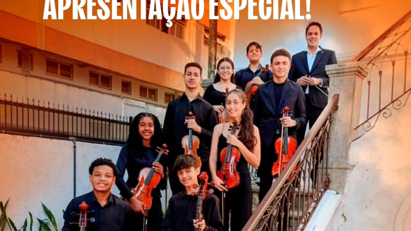 Cartaz promocional do Concerto de Gala em comemoração aos 10 anos da Camerata Jovem Santista. A imagem mostra um grupo de jovens músicos e o maestro posicionados em uma escadaria externa, todos vestidos com trajes sociais em tons escuros e segurando instrumentos de cordas, como violinos, violas e violoncelo. Ao fundo, aparecem a fachada de um edifício e um céu alaranjado, conferindo um clima acolhedor ao cenário.  Na parte superior, em destaque, lê-se: "Concerto de Gala – Camerata Jovem Santista completa de