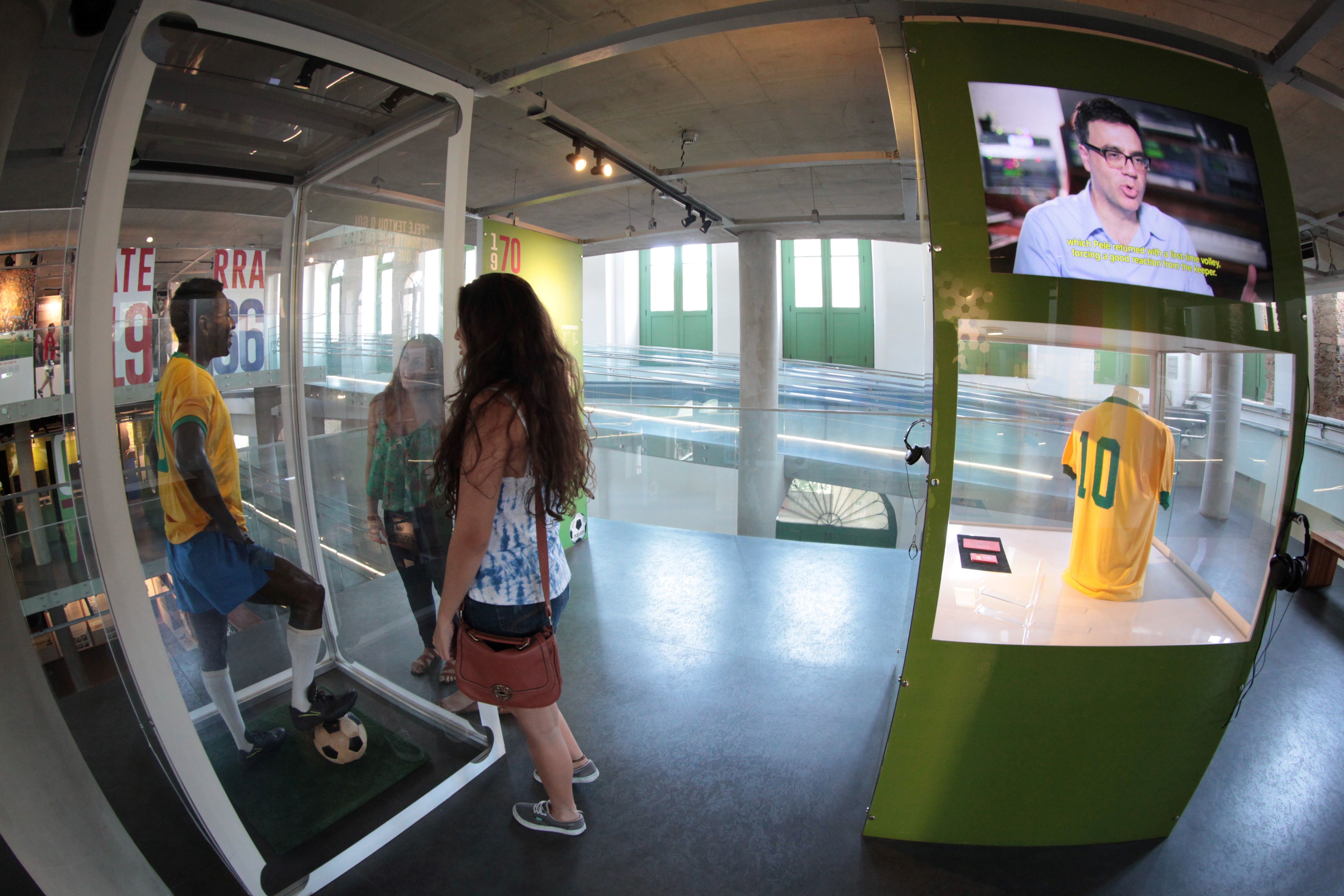 Uma garota admira uma estátua de EPlé, na exposição temporária ‘4 Copas e 1 Rei’. 