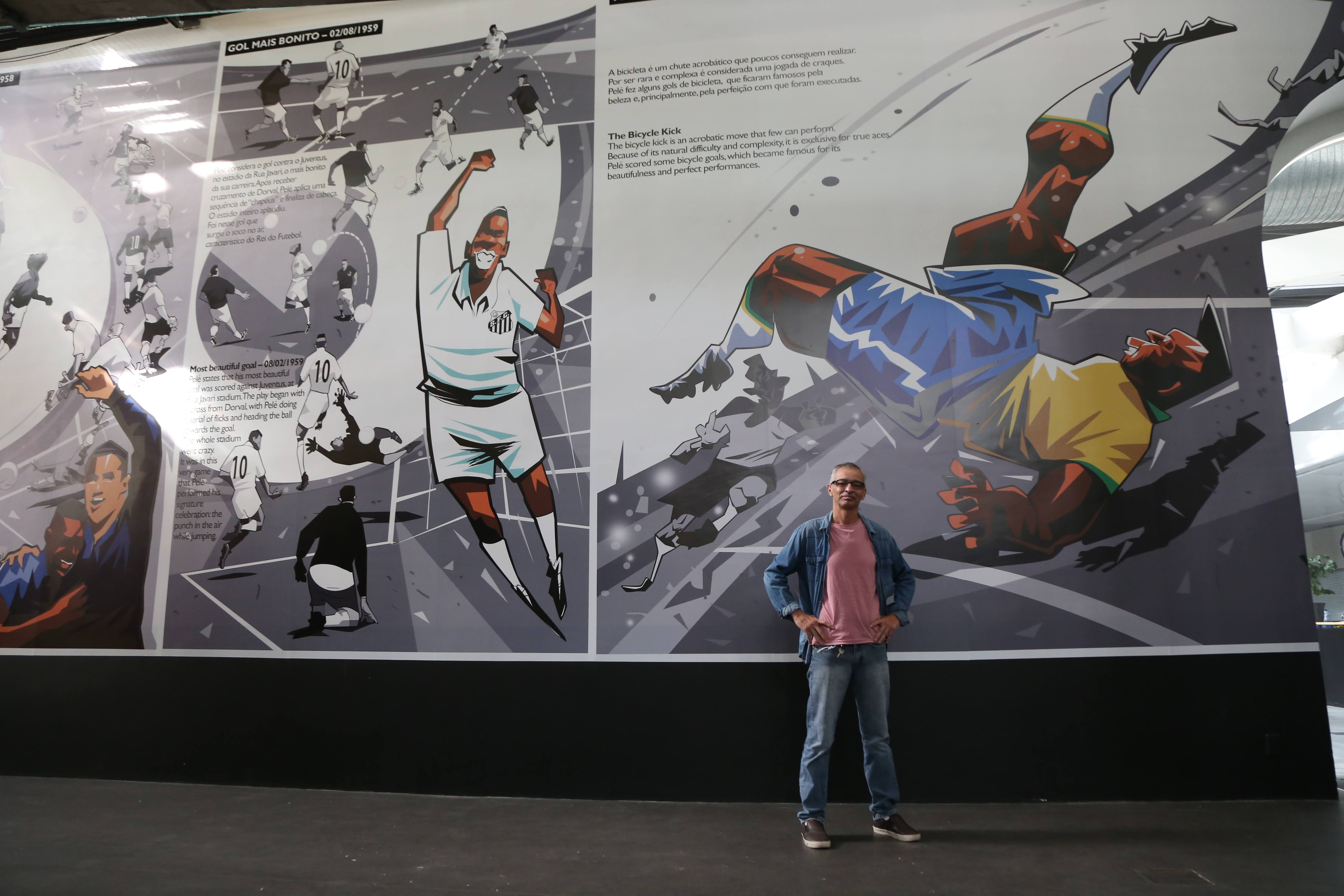 Artista Seri em frente ao mural de 200m² que homenageia os 50 anos do milésimo gol do Rei do Futebol.