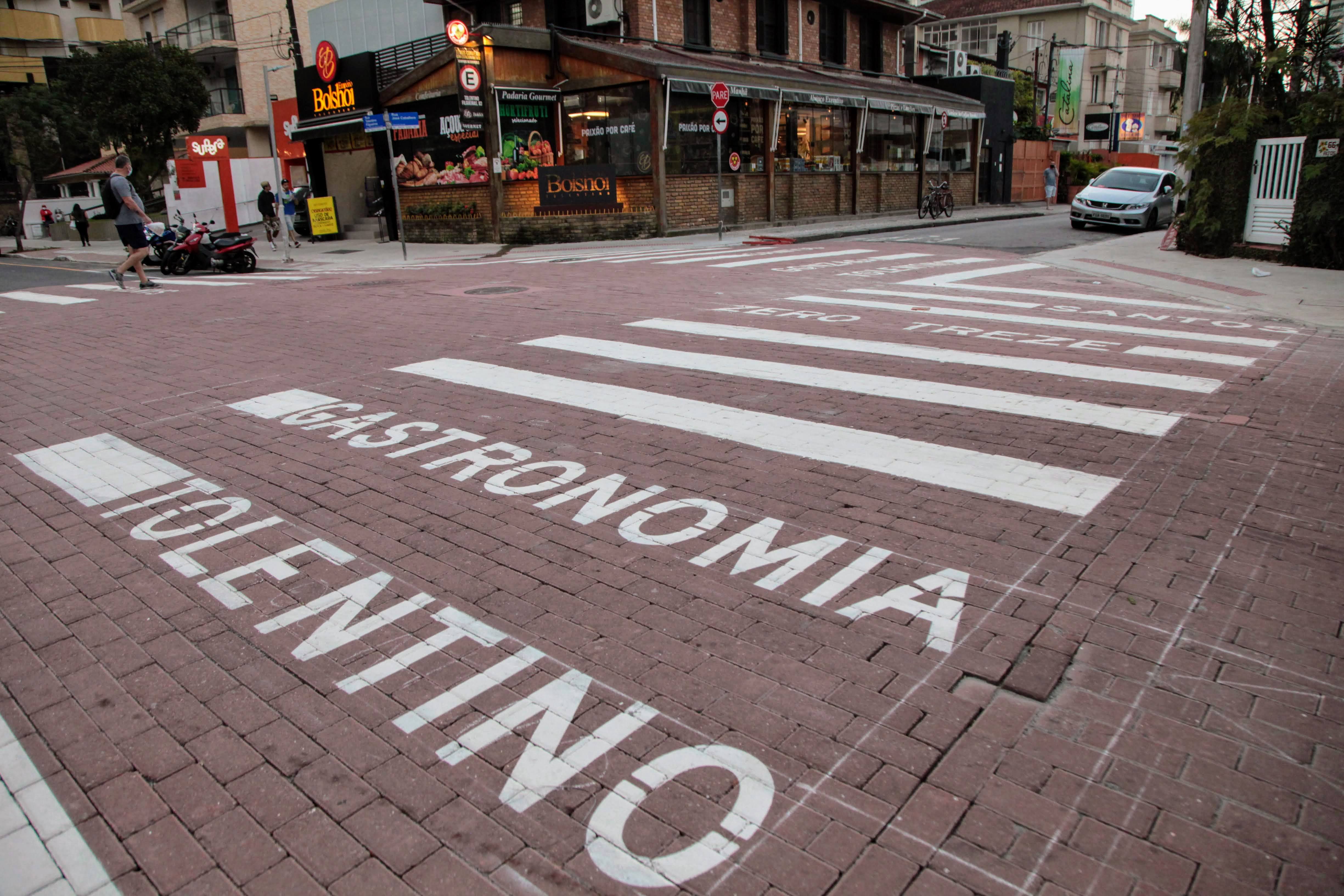 Faixa de pedestre personalizada na Rua Gastronômica, no Gonzaga, em Santos