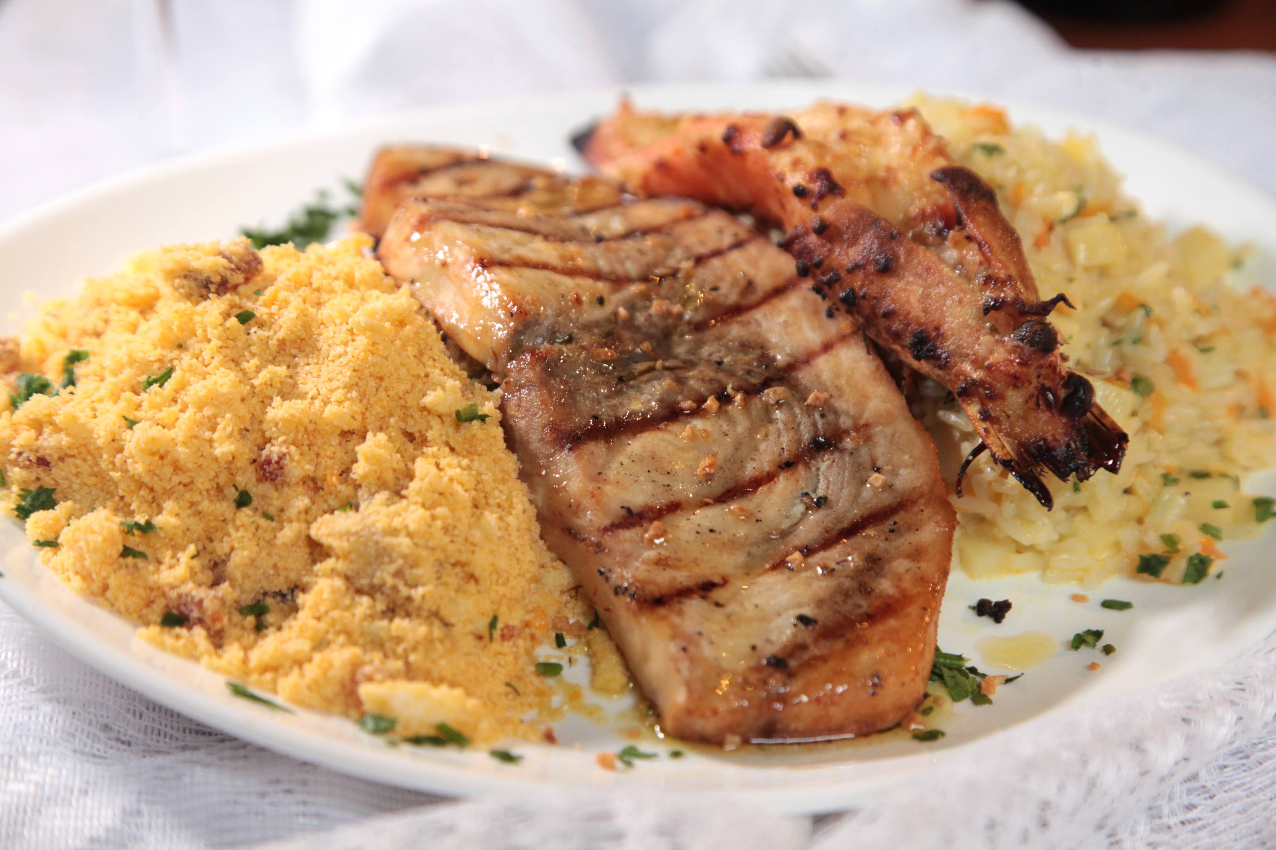 Meca grelhada com arroz e farofa
