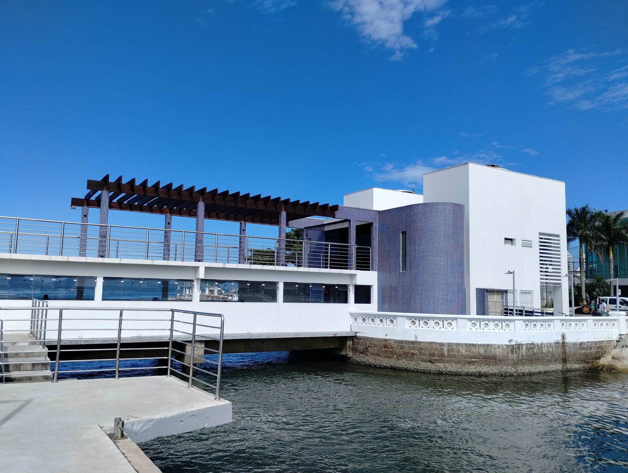 Vista lateral da Ponte Edgard Perdigão, no qual é possível ver o andar superior e o píer de atracação