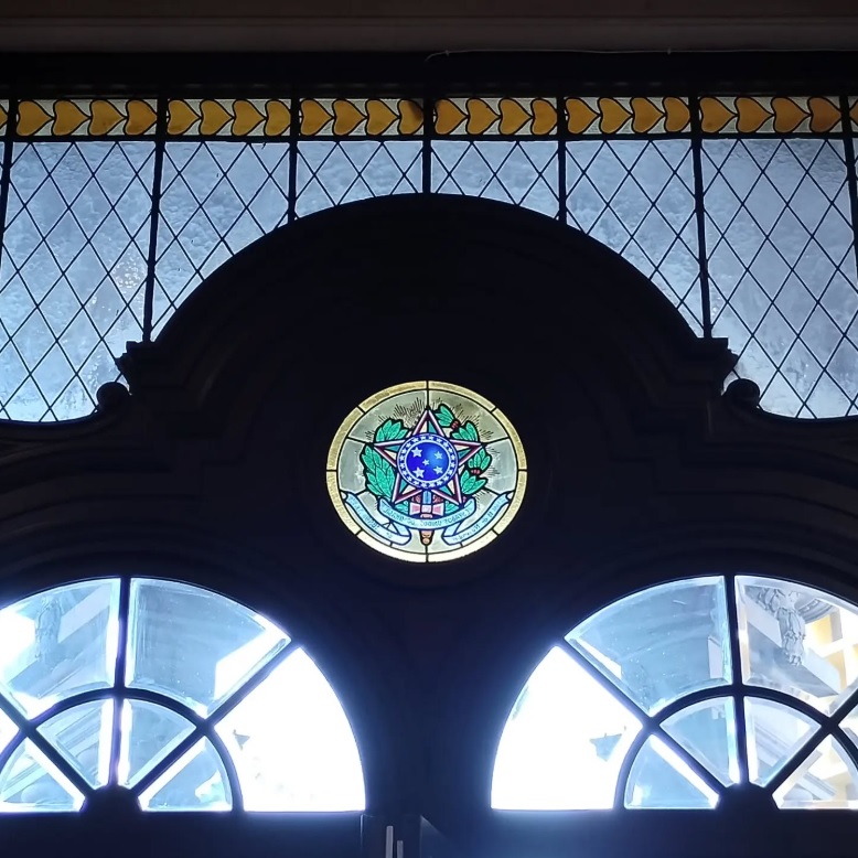 Vitral colorido acima da porta principal de acesso ao edifício da Bolsa de Café