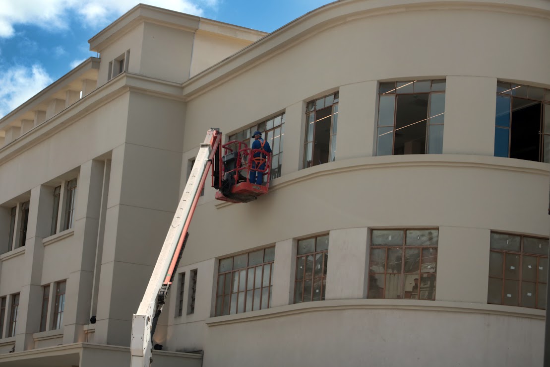 Fachada externa do Mercado Municipal de Santos, com guindaste em uma das janelas