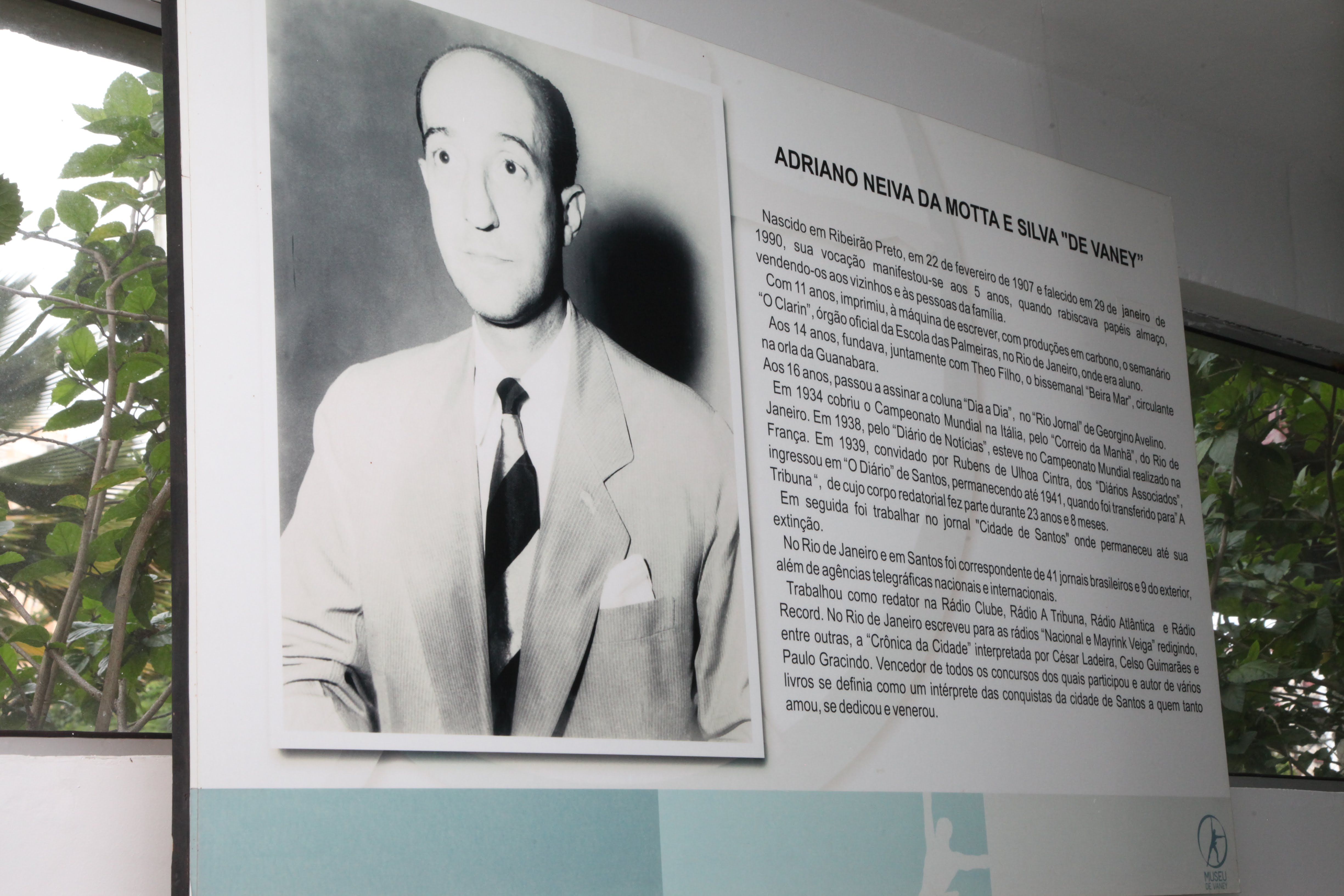An information panel features the photo and biography of journalist Adriano Neiva da Motta e Silva, known as "De Vaney"