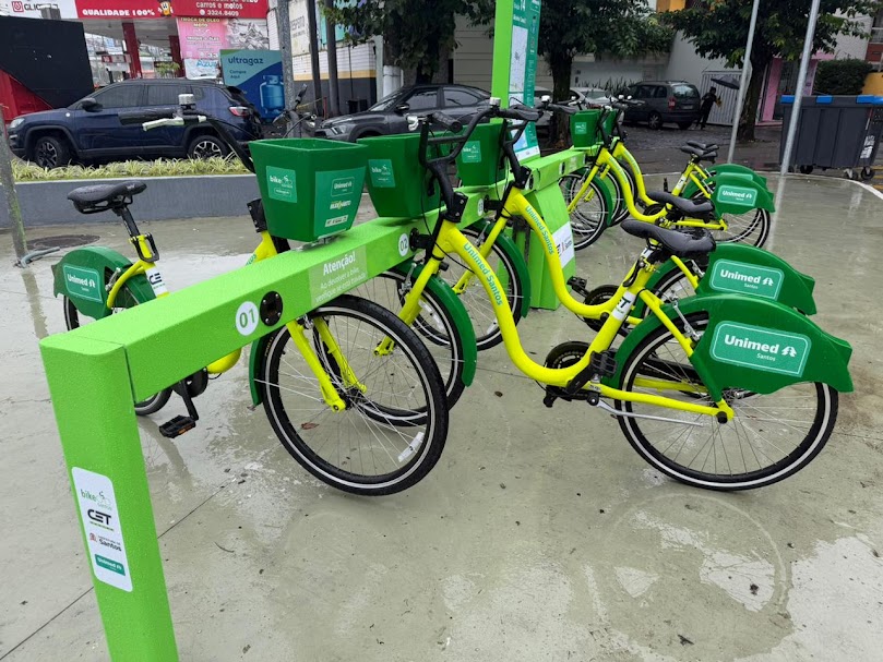 Bicicletas Bike Santos conectadas numa estação de coleta
