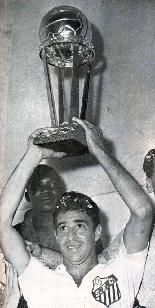 Jogador Mauro e taça