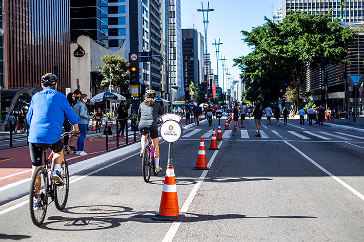 Avenida Paulista com ciclistas na faixa esquerda