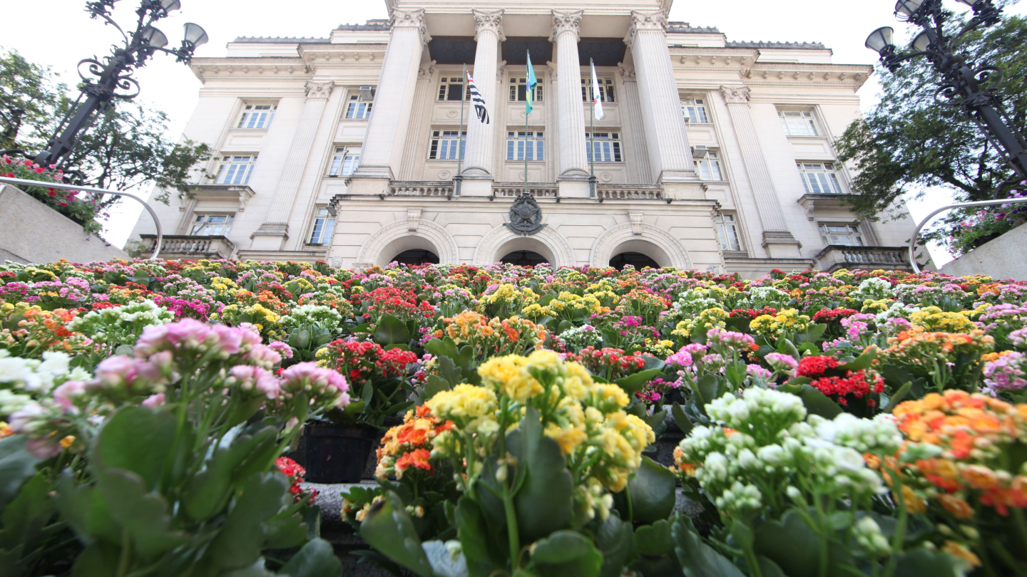 Escadaria do Palácio José Bonifácio (Prefeitura de Santos) coberta de flores coloridas